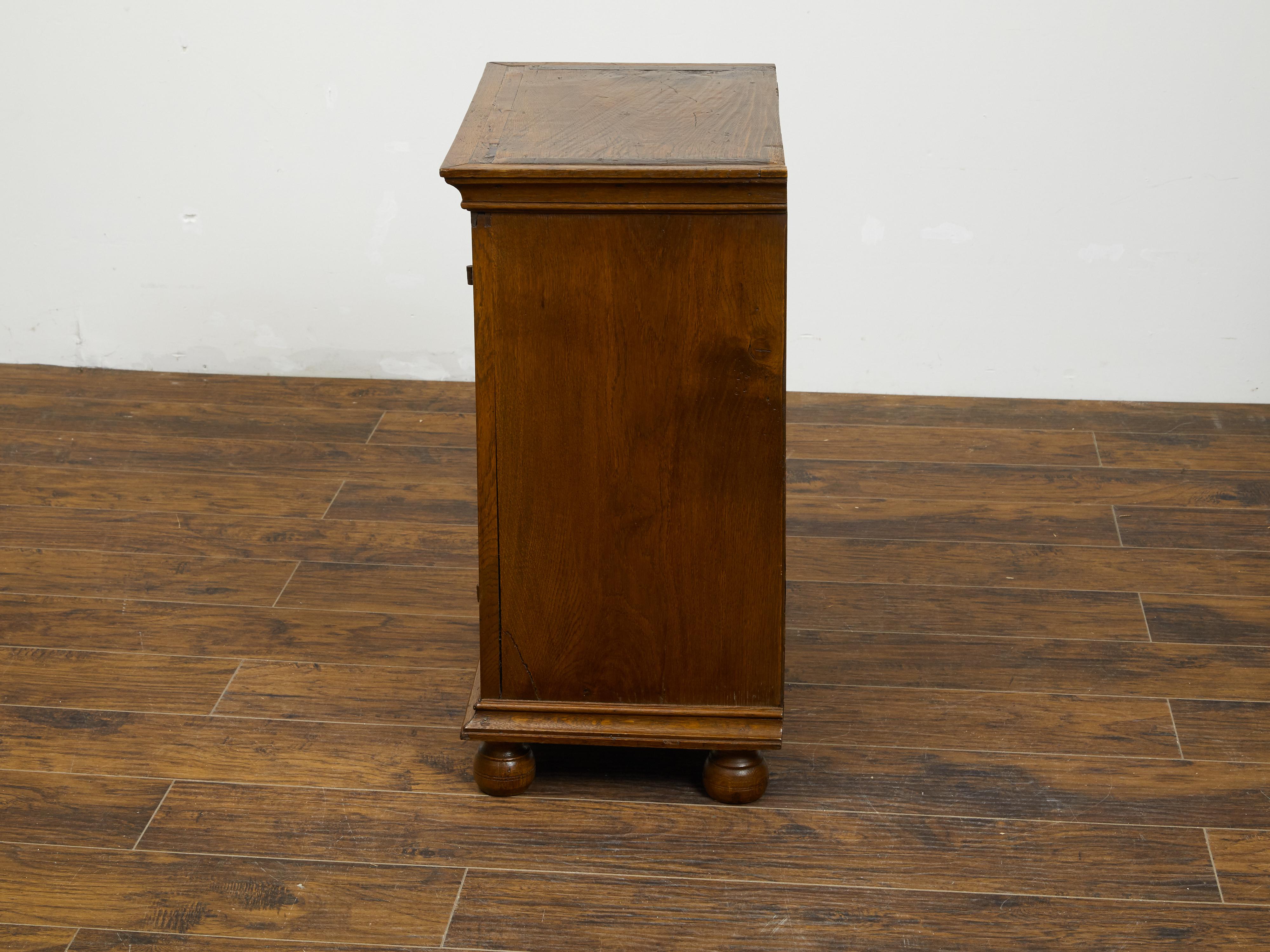 Petit meuble de rangement italien en chêne des années 1820 avec porte simple et motif géométrique sculpté en vente 3