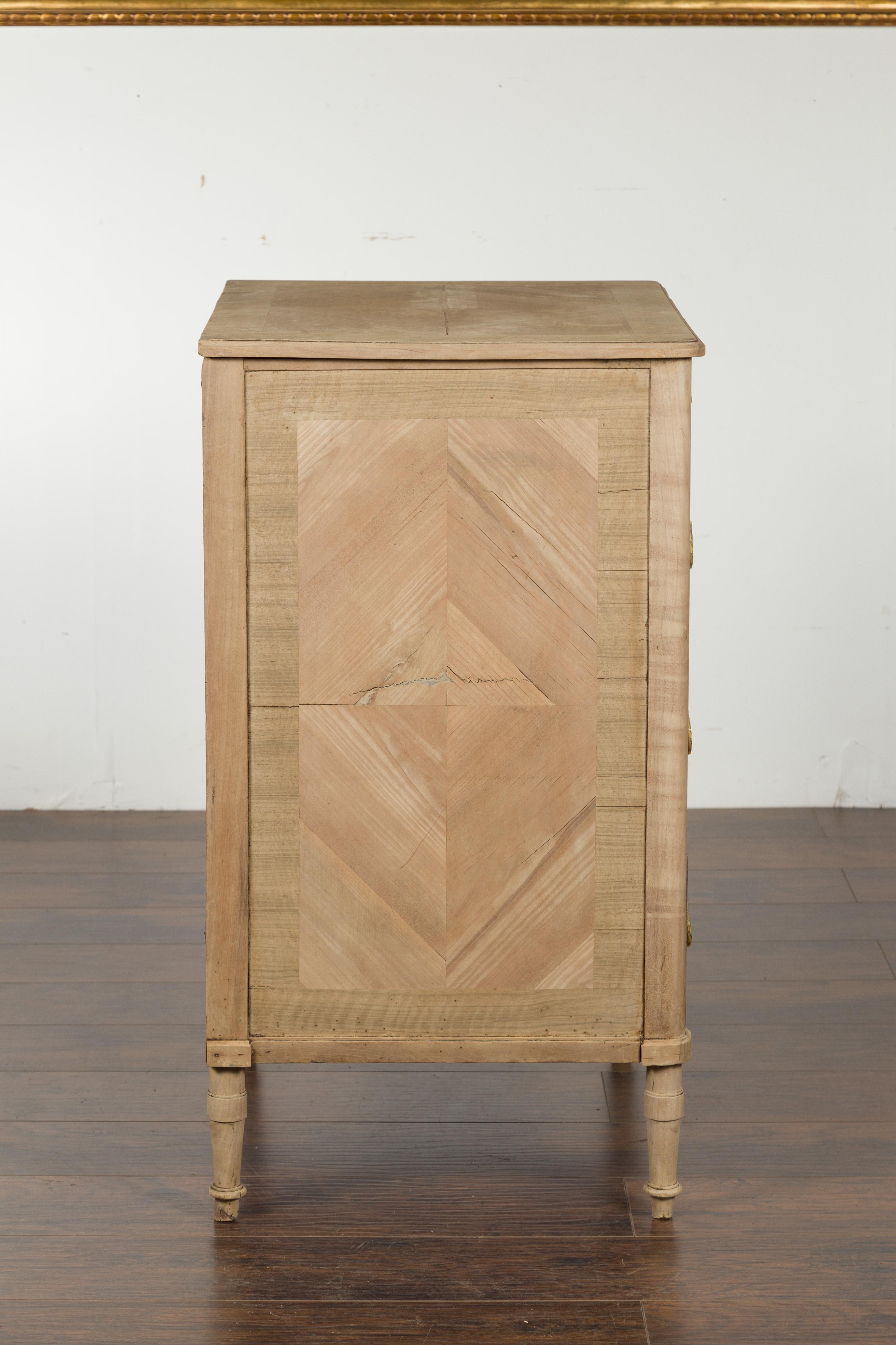 Italian 1820s Tall Bleached Walnut Four-Drawer Commode with Butterfly Veneer 12