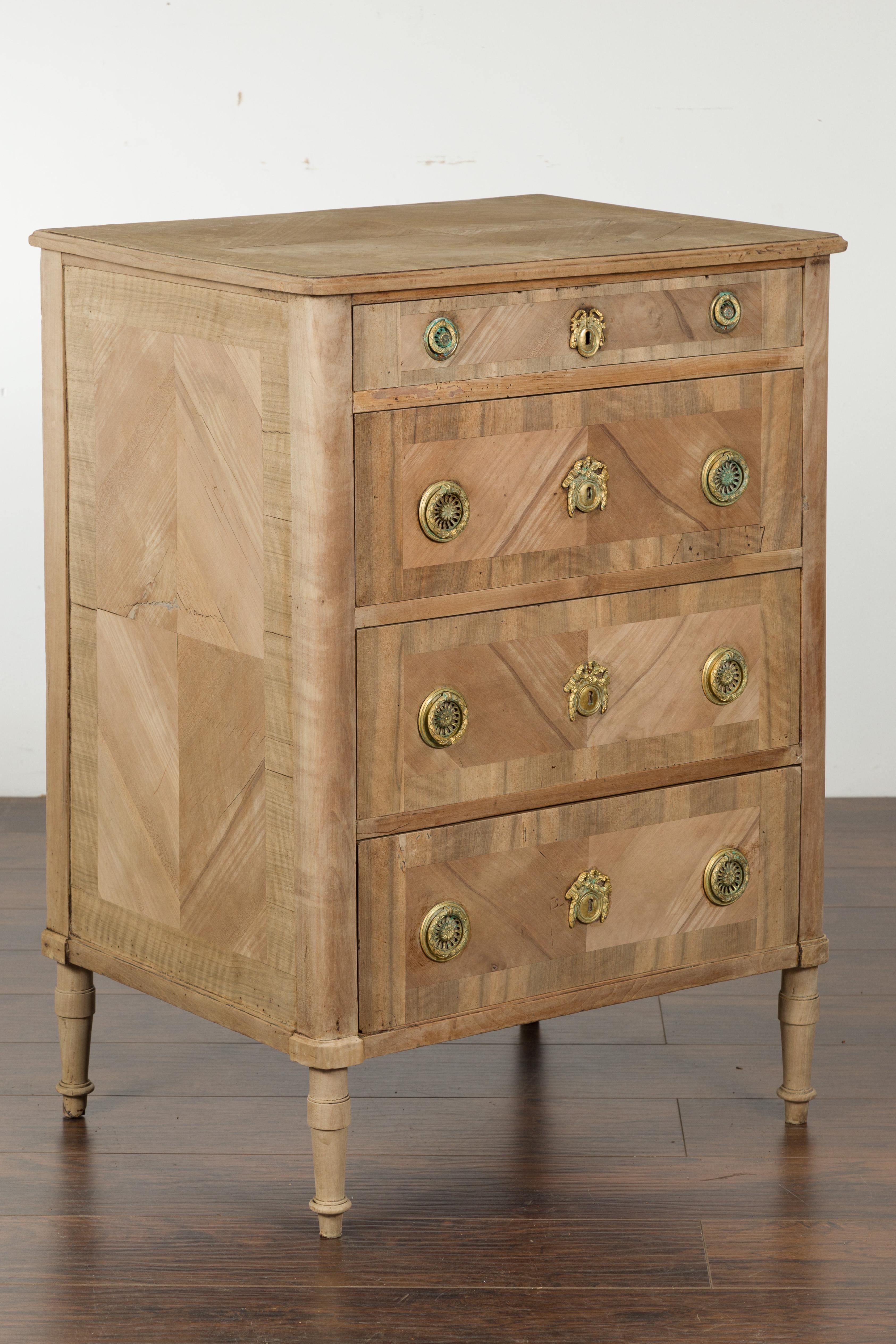 Italian 1820s Tall Bleached Walnut Four-Drawer Commode with Butterfly Veneer 5