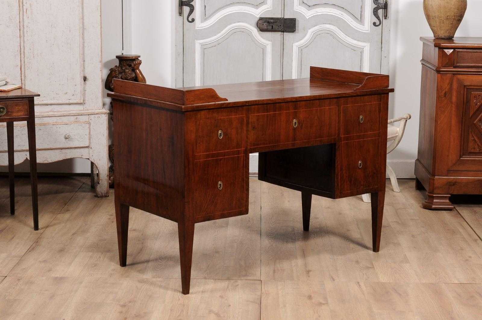 Italian 1820s Walnut and Mahogany Desk with Five Drawers, Pull-out and Banding For Sale 5