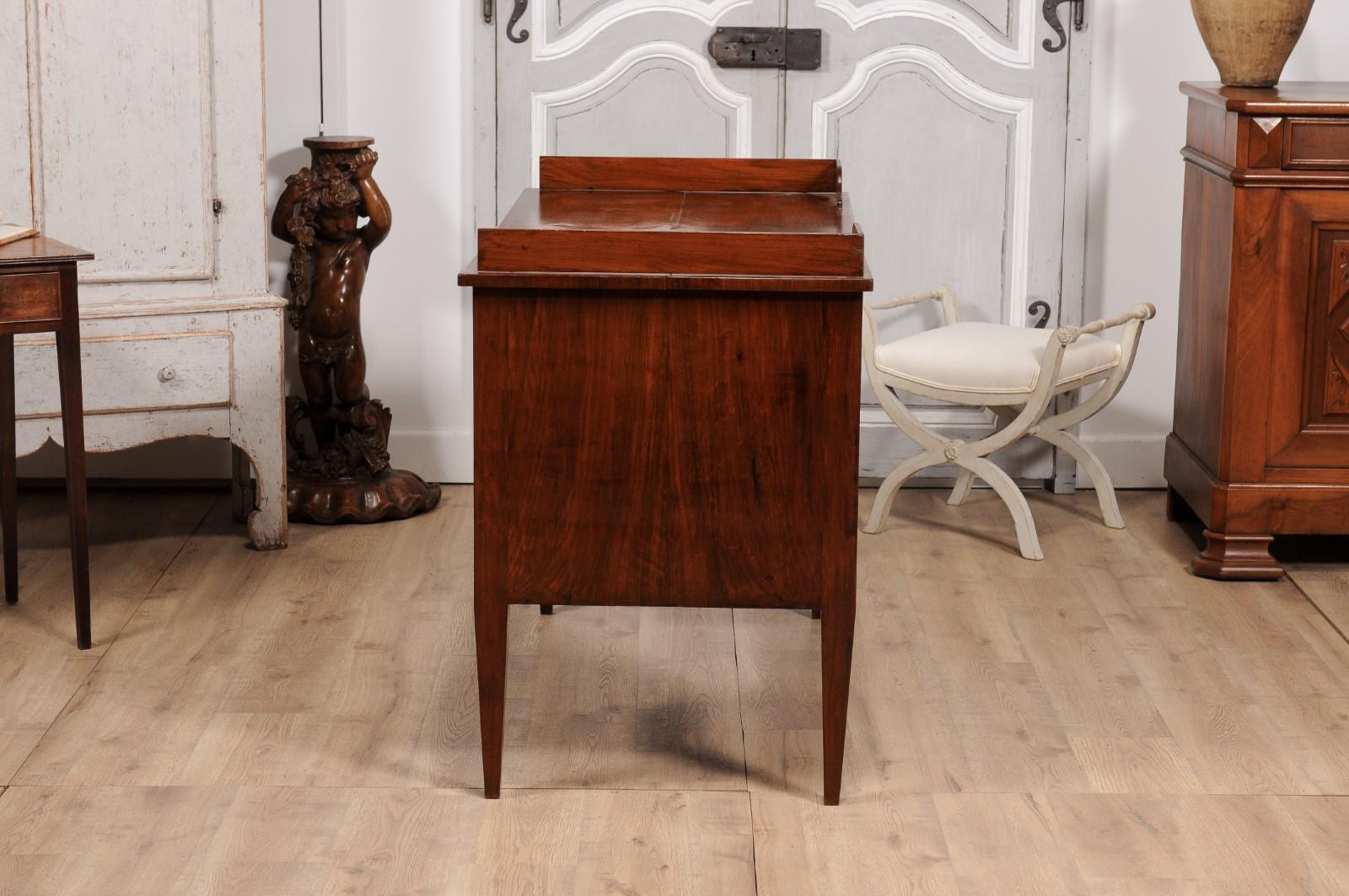 Italian 1820s Walnut and Mahogany Desk with Five Drawers, Pull-out and Banding For Sale 6