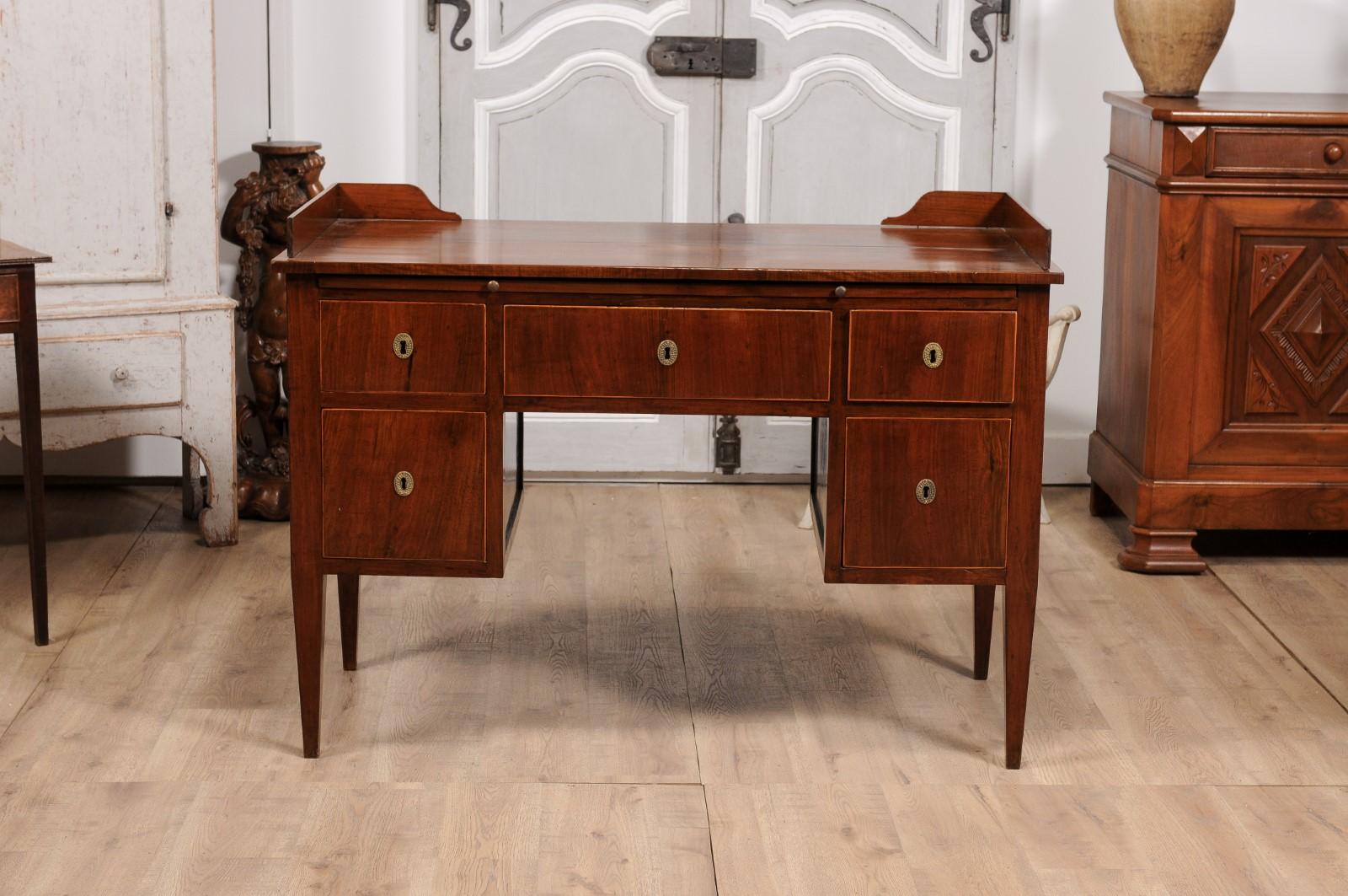 Italian 1820s Walnut and Mahogany Desk with Five Drawers, Pull-out and Banding For Sale 7