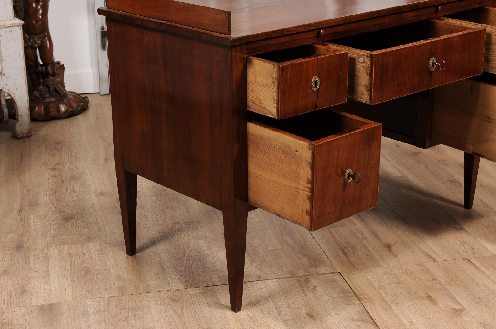 Italian 1820s Walnut and Mahogany Desk with Five Drawers, Pull-out and Banding For Sale 8