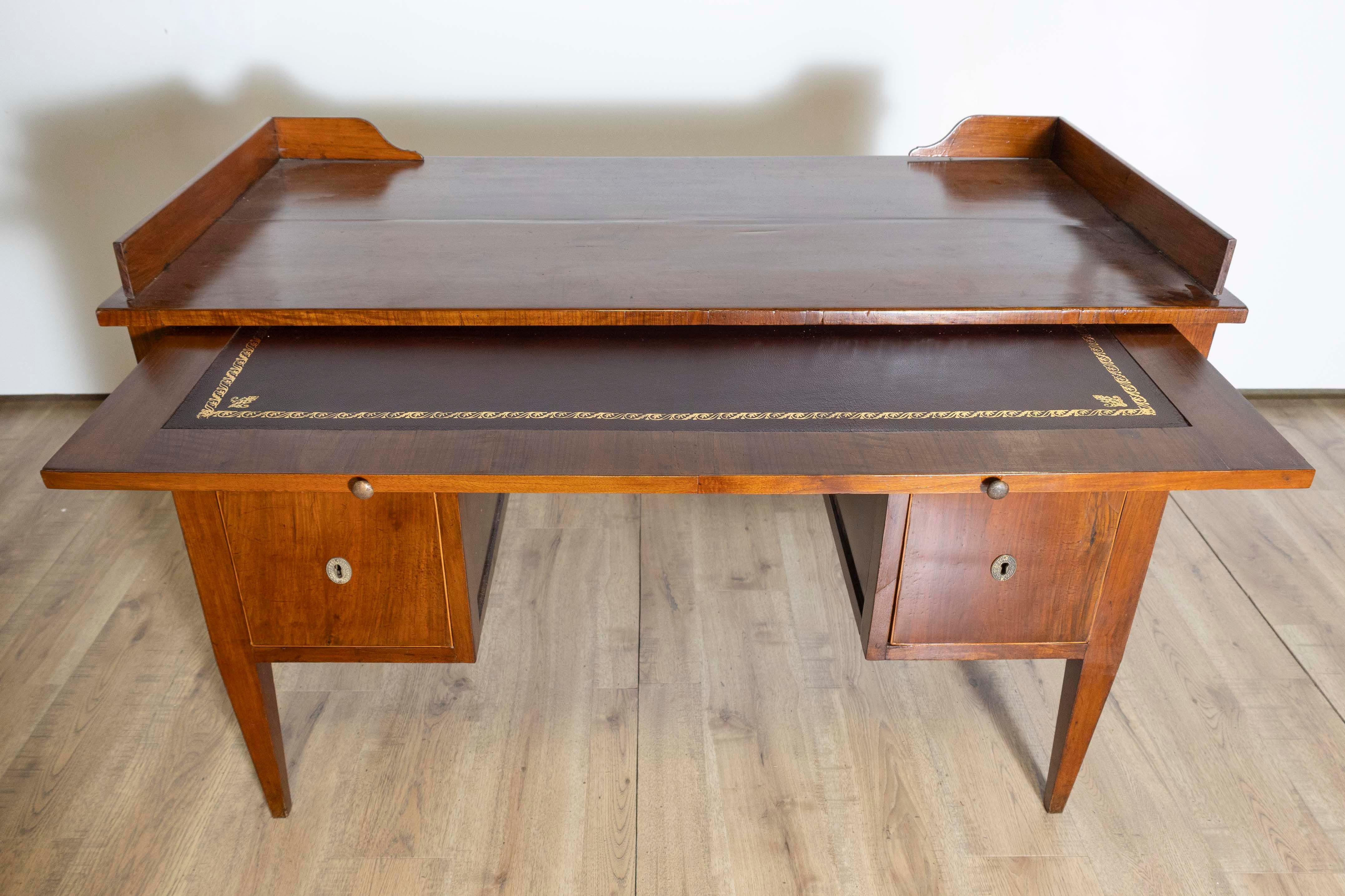 Italian 1820s Walnut and Mahogany Desk with Five Drawers, Pull-out and Banding In Good Condition For Sale In Atlanta, GA