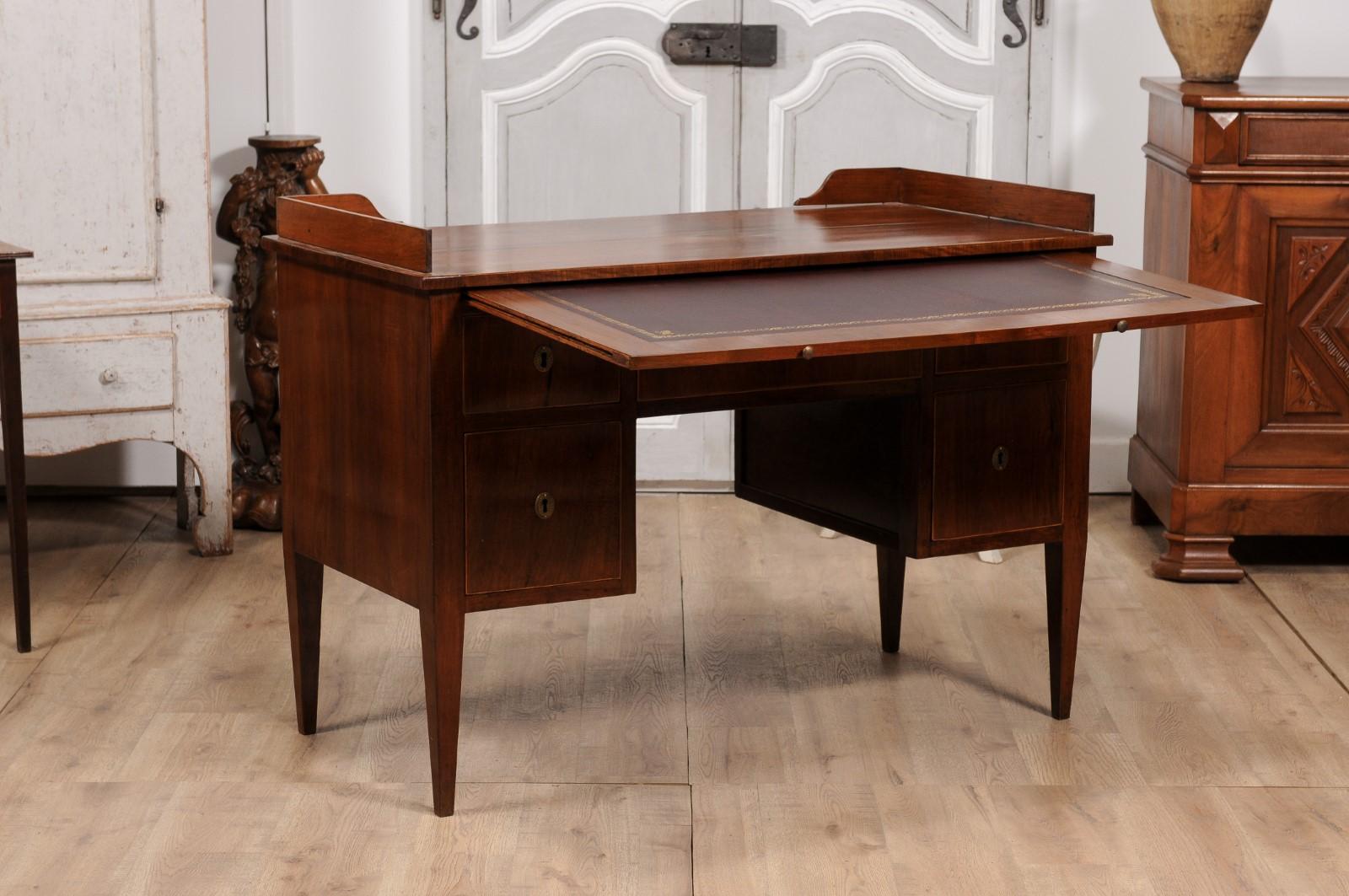 19th Century Italian 1820s Walnut and Mahogany Desk with Five Drawers, Pull-out and Banding For Sale