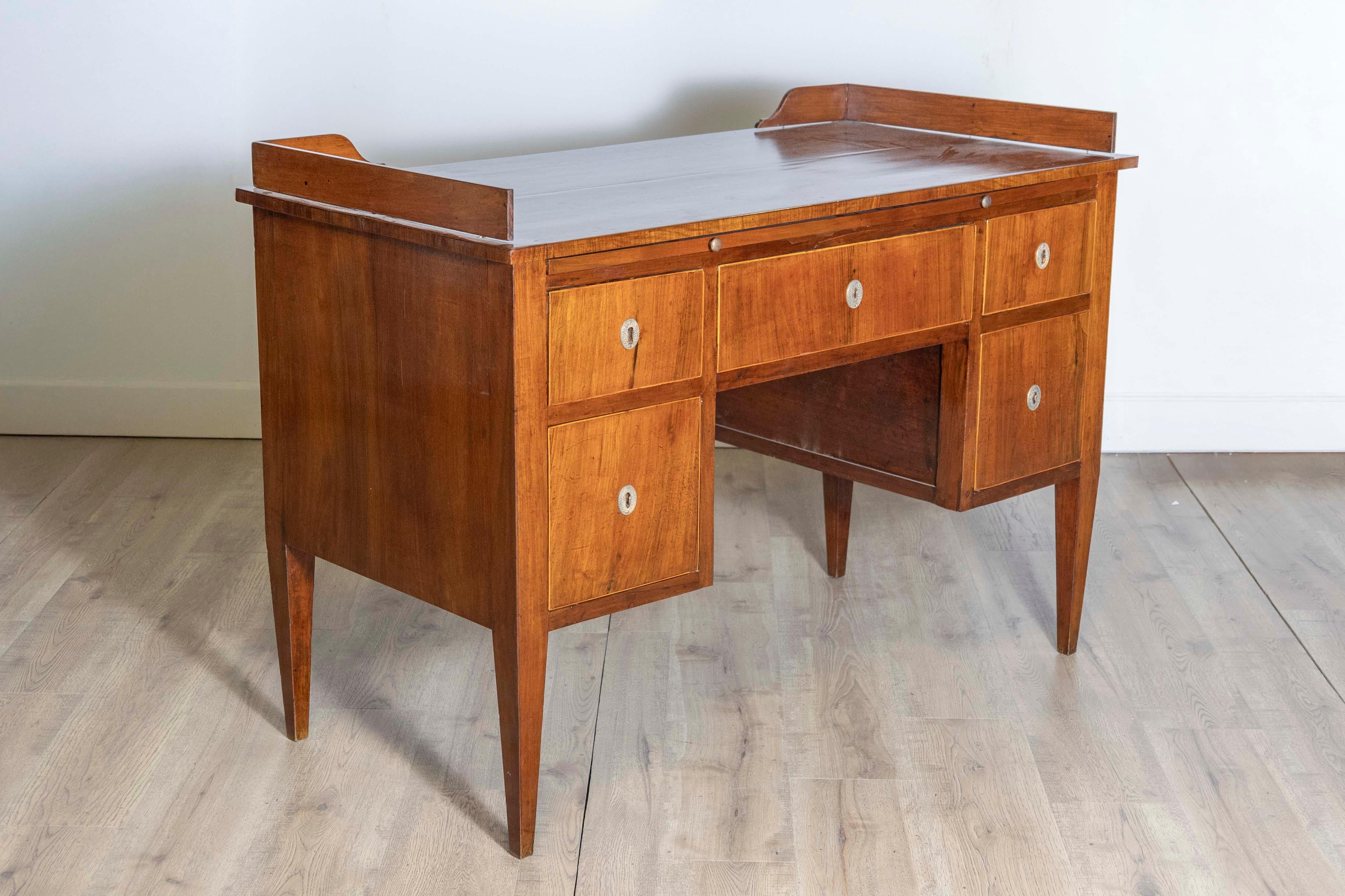 19th Century Italian 1820s Walnut and Mahogany Desk with Five Drawers, Pull-out and Banding For Sale