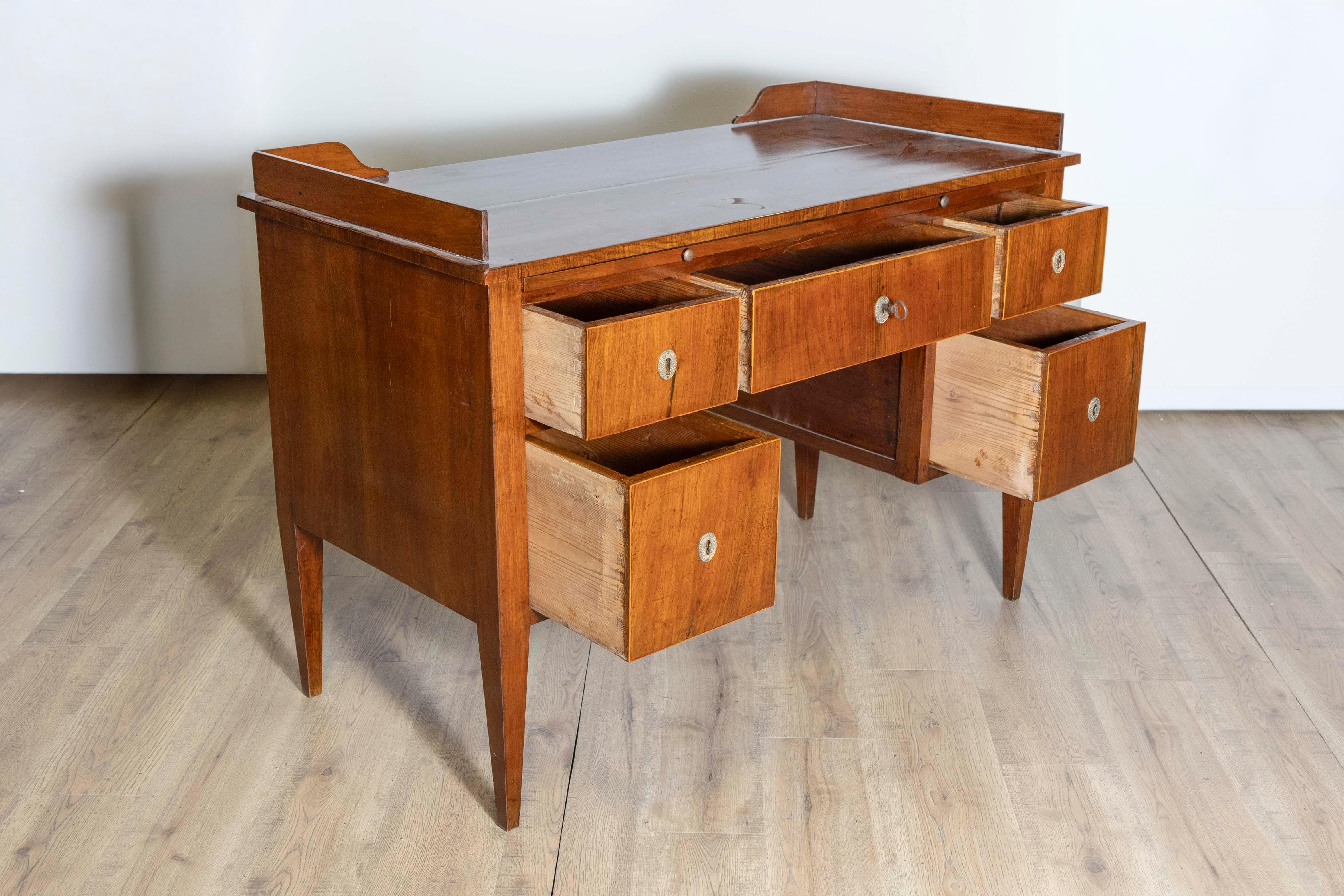 Leather Italian 1820s Walnut and Mahogany Desk with Five Drawers, Pull-out and Banding For Sale
