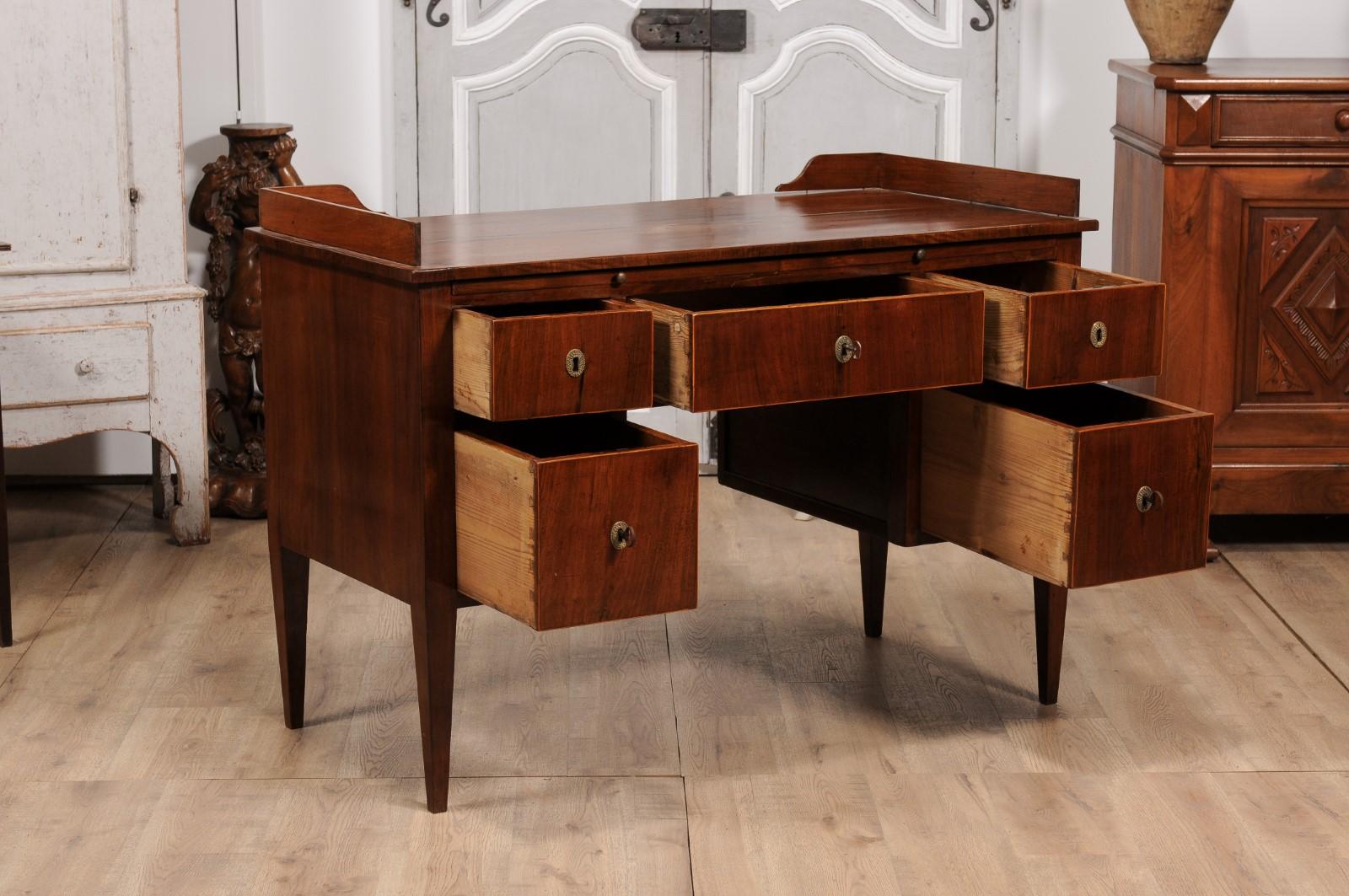 Italian 1820s Walnut and Mahogany Desk with Five Drawers, Pull-out and Banding For Sale 1