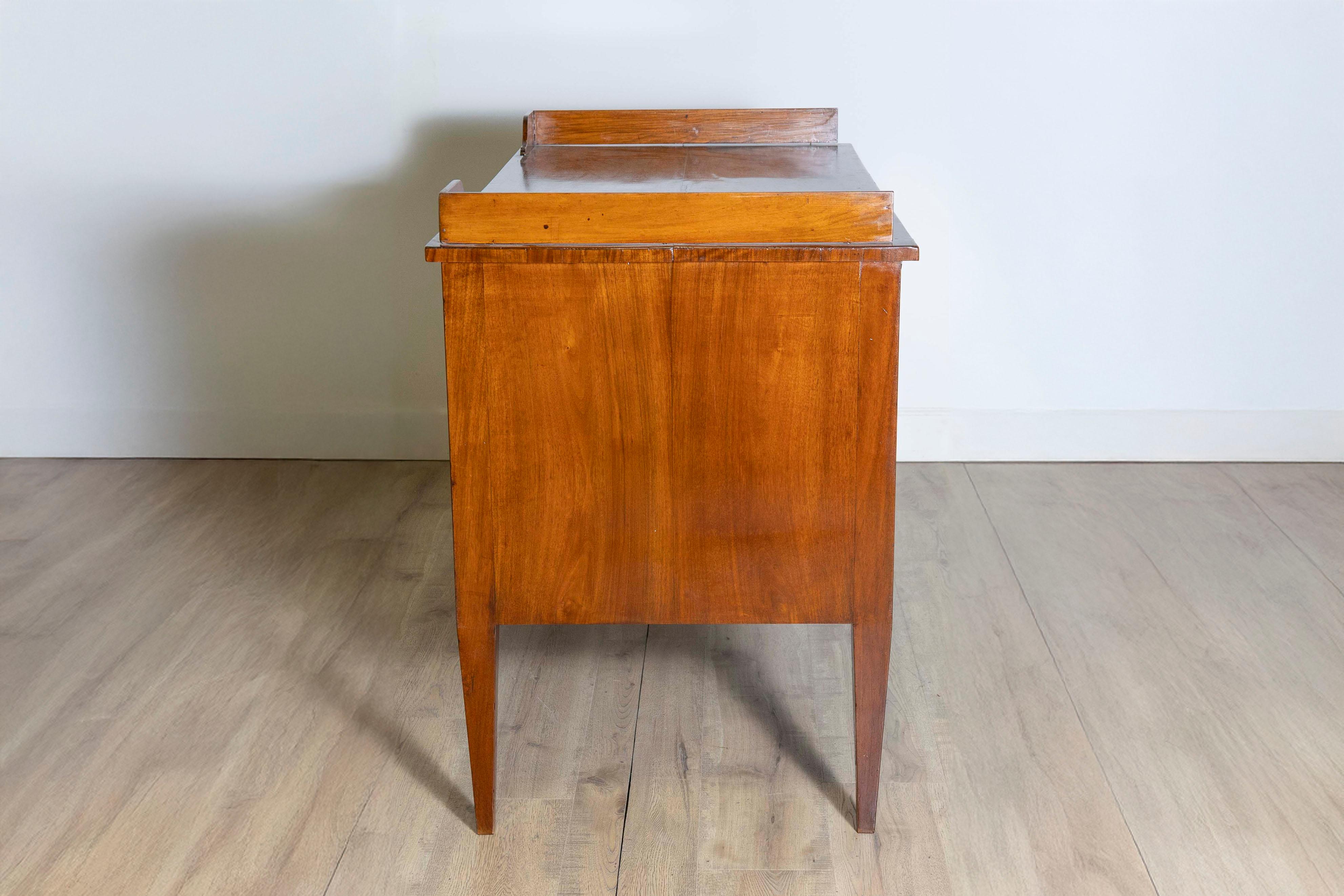 Italian 1820s Walnut and Mahogany Desk with Five Drawers, Pull-out and Banding For Sale 1