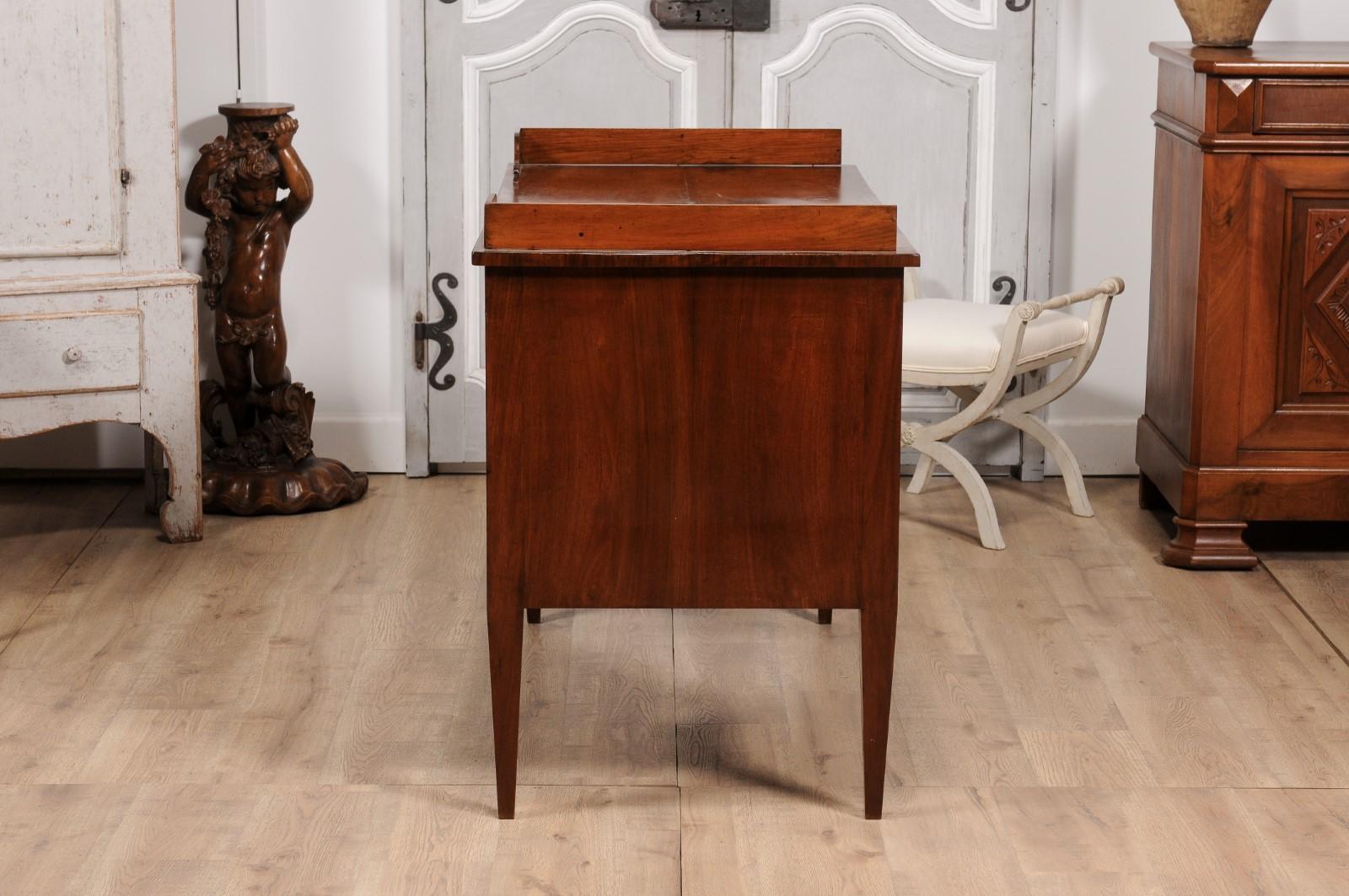 Italian 1820s Walnut and Mahogany Desk with Five Drawers, Pull-out and Banding For Sale 2