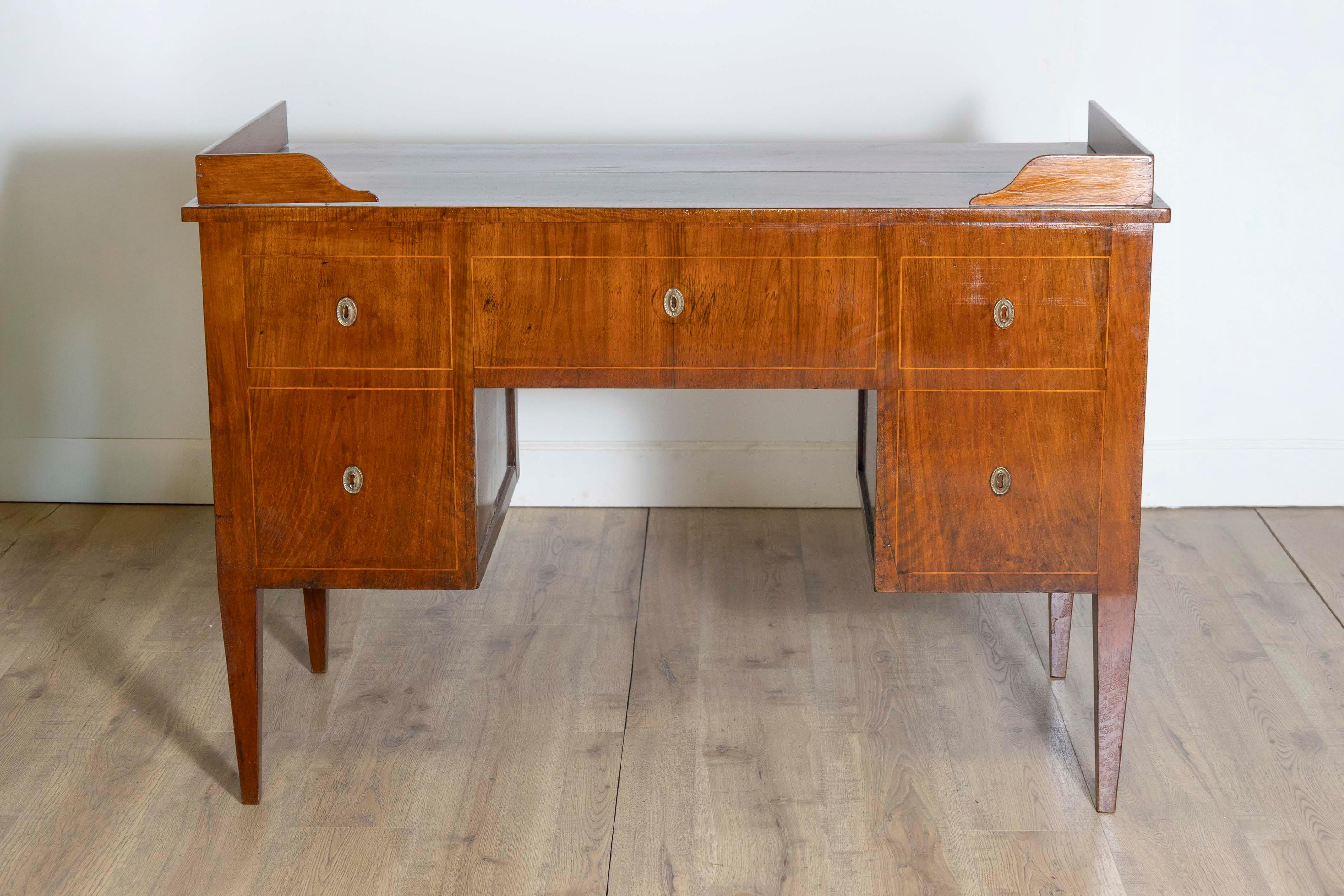 Italian 1820s Walnut and Mahogany Desk with Five Drawers, Pull-out and Banding For Sale 2