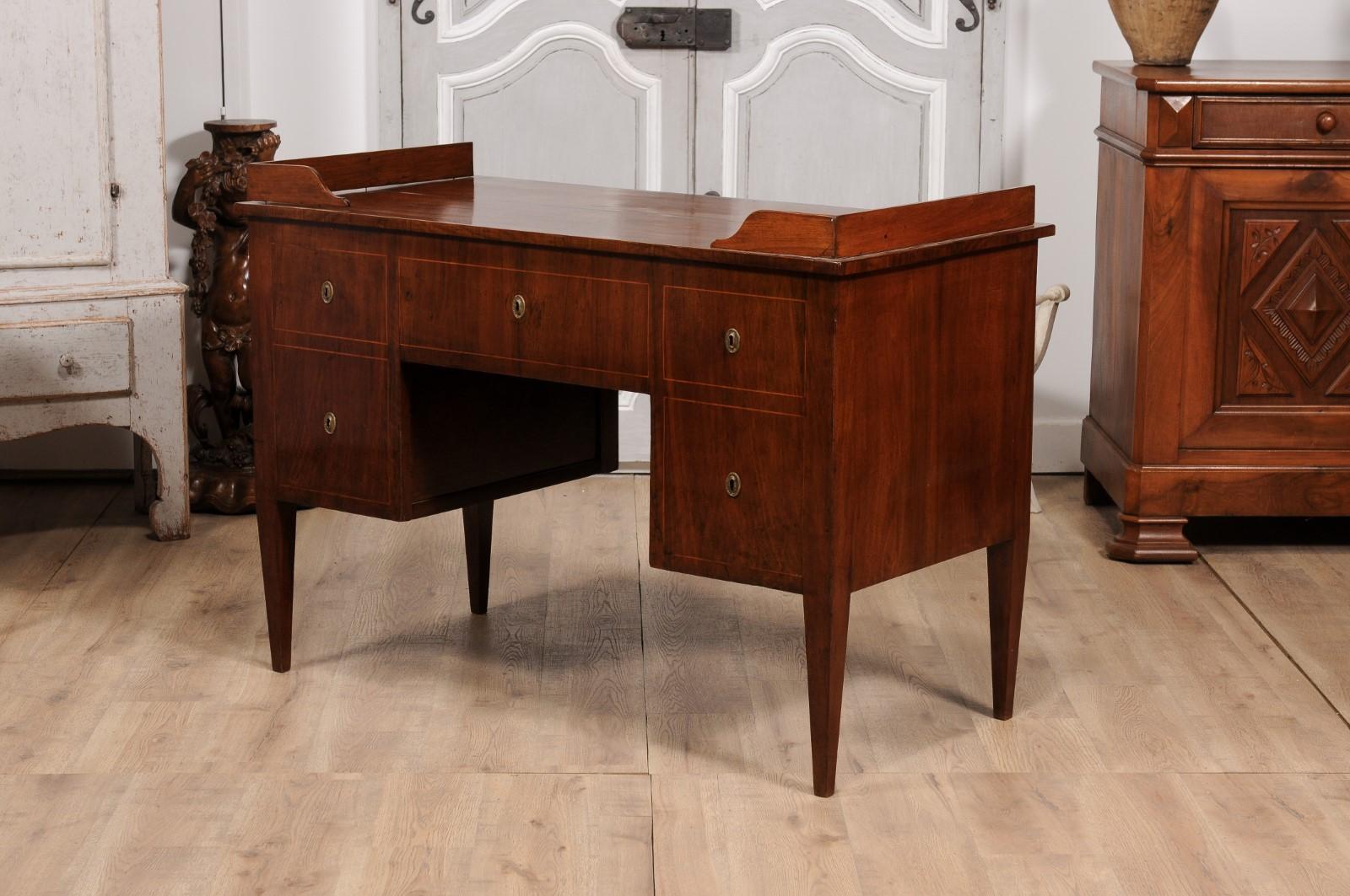 Italian 1820s Walnut and Mahogany Desk with Five Drawers, Pull-out and Banding For Sale 3