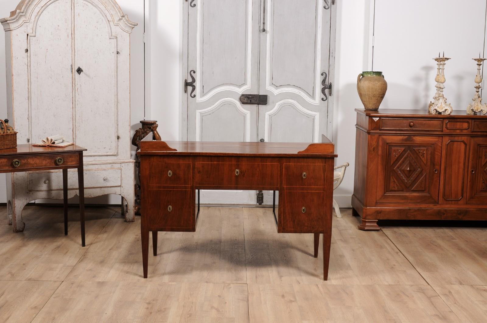 Italian 1820s Walnut and Mahogany Desk with Five Drawers, Pull-out and Banding For Sale 4