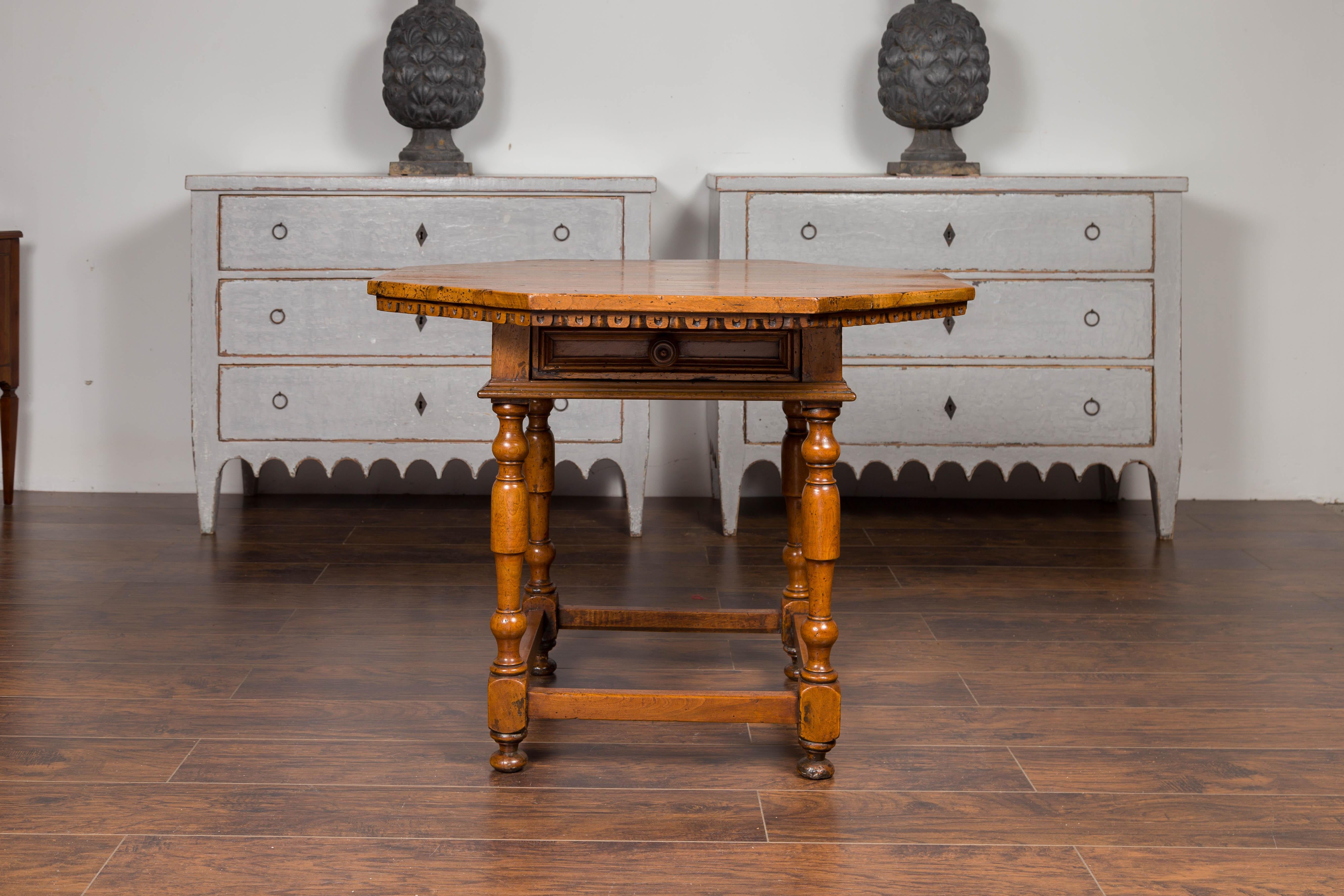 Italian 1820s Walnut Center Table with Octagonal Top and Single Drawer 4