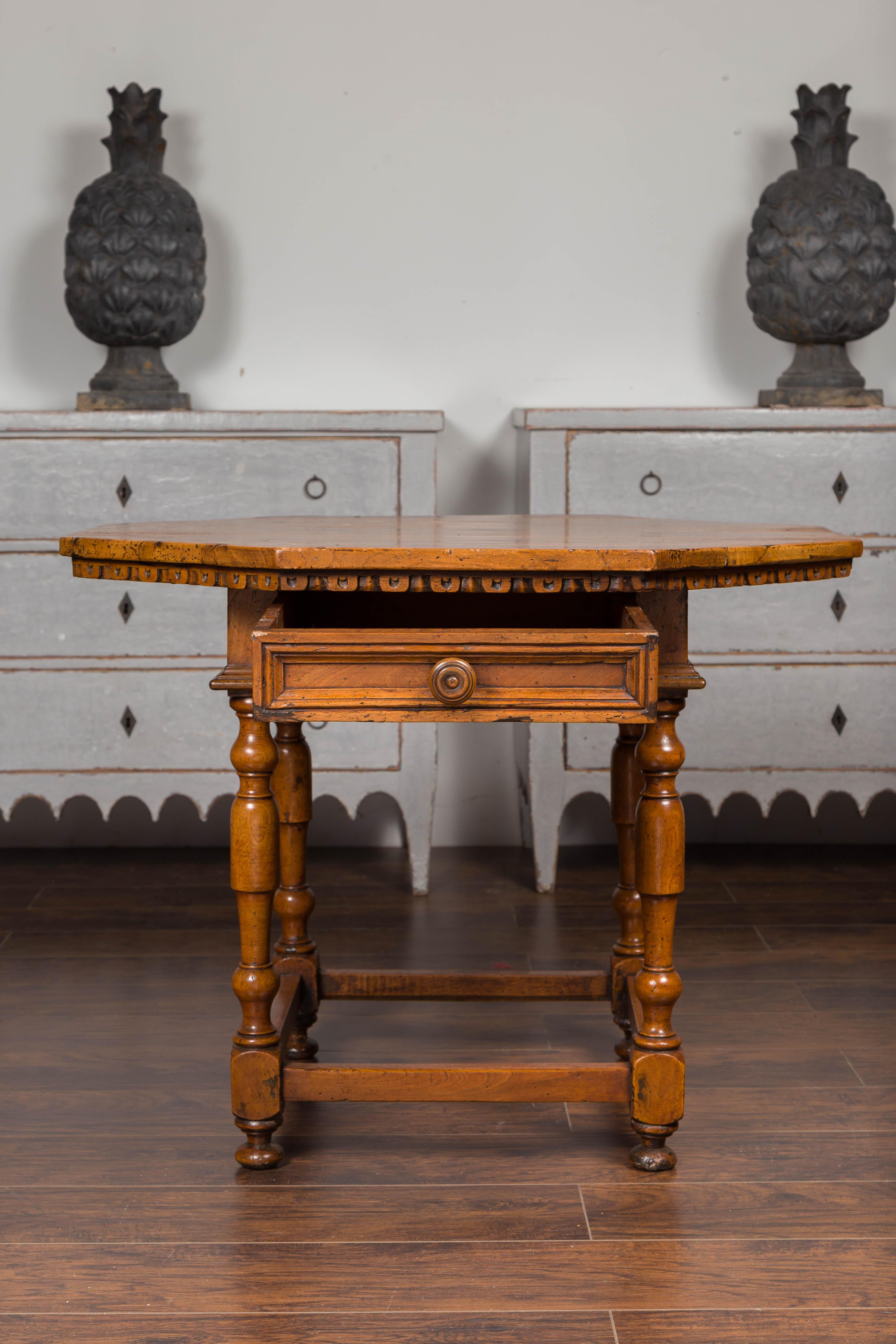 Italian 1820s Walnut Center Table with Octagonal Top and Single Drawer 1