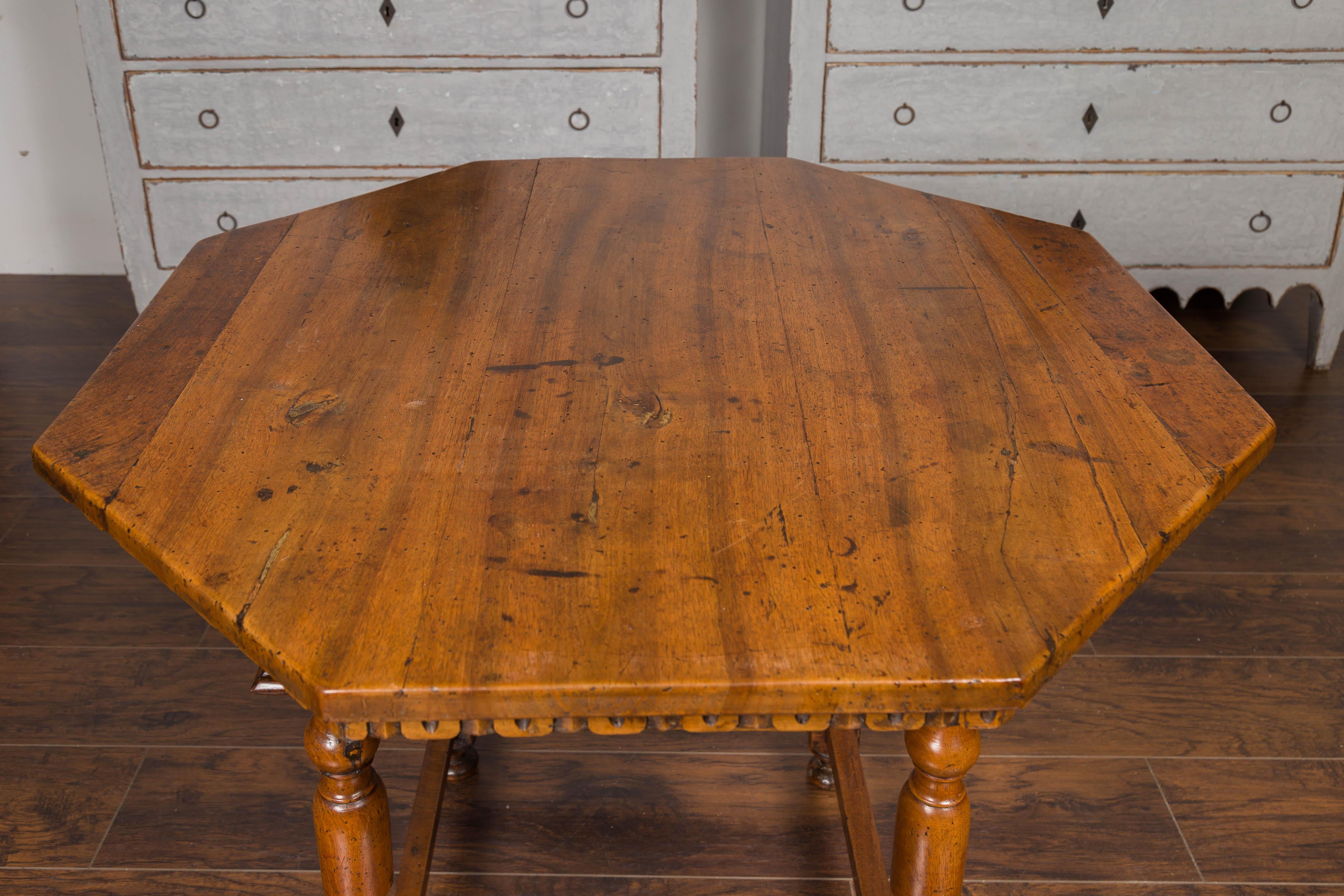 Italian 1820s Walnut Center Table with Octagonal Top and Single Drawer 3