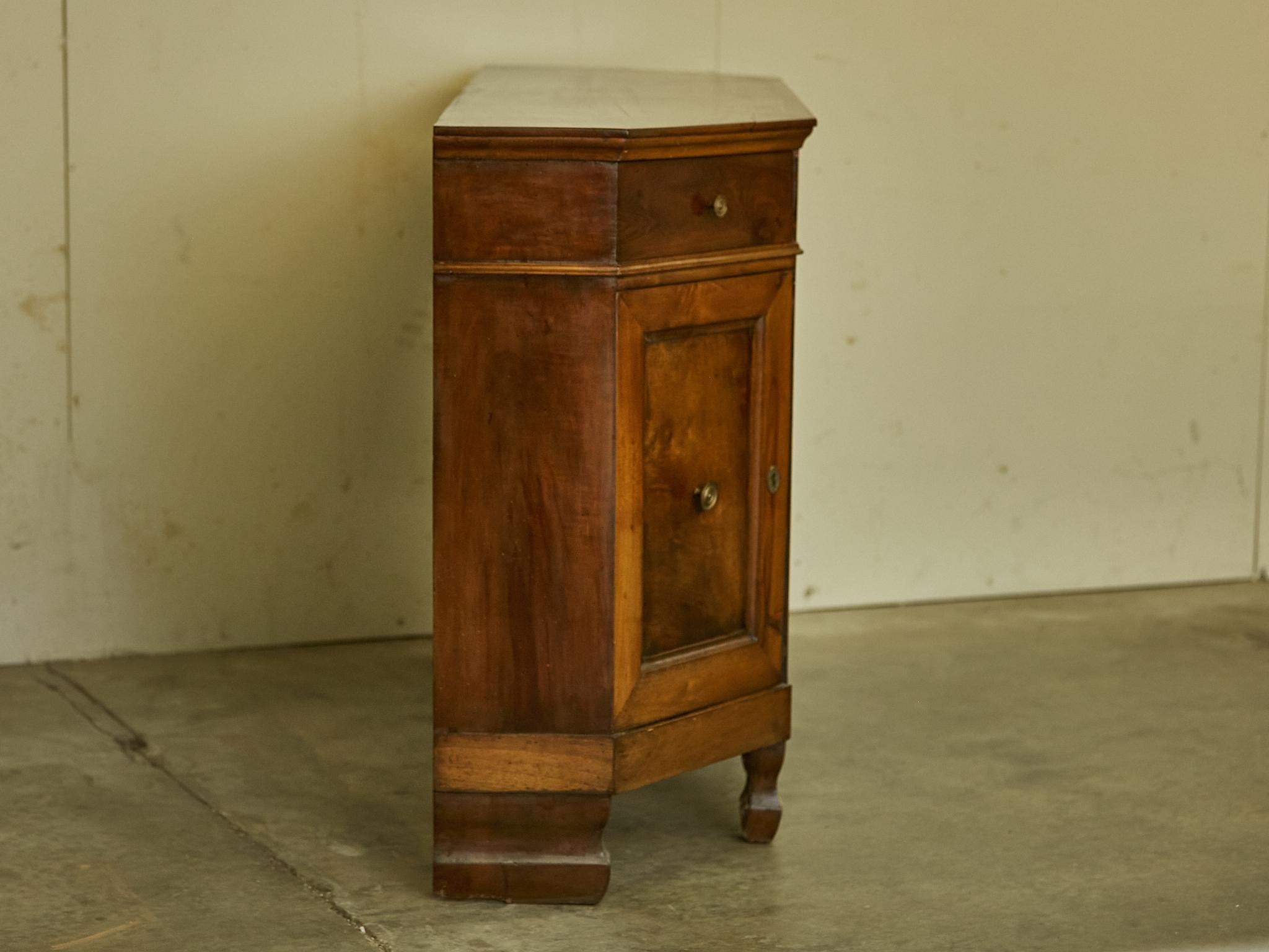 Italian 1820s Walnut Credenza with Canted Sides, Three Drawers and Four Doors 6