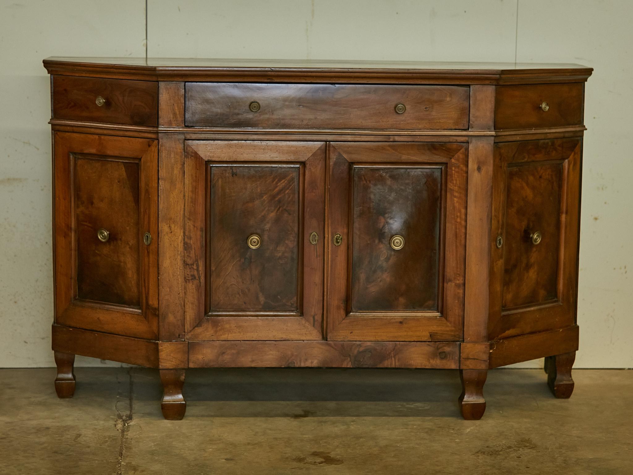 Italian 1820s Walnut Credenza with Canted Sides, Three Drawers and Four Doors In Good Condition In Atlanta, GA