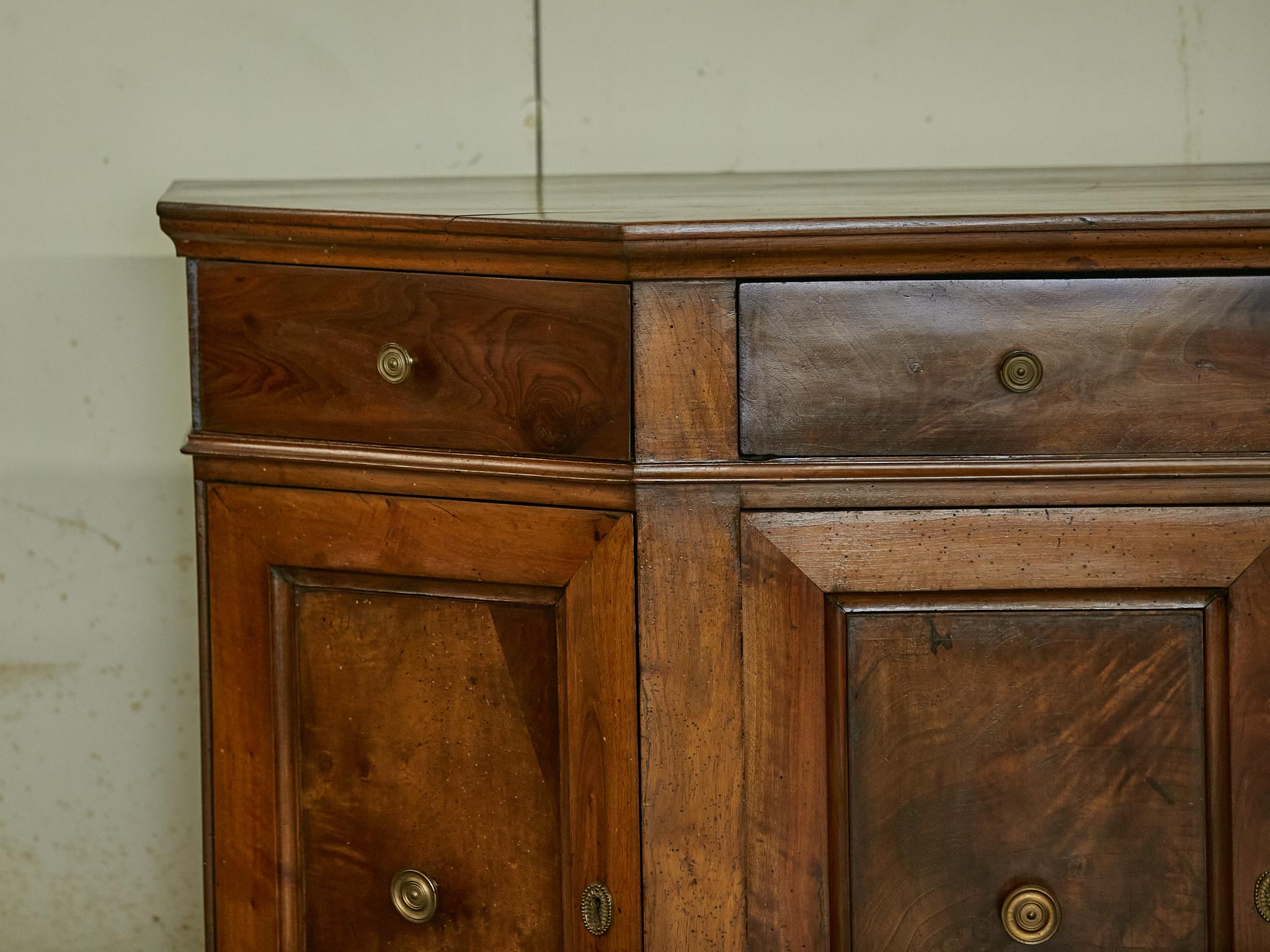 19th Century Italian 1820s Walnut Credenza with Canted Sides, Three Drawers and Four Doors