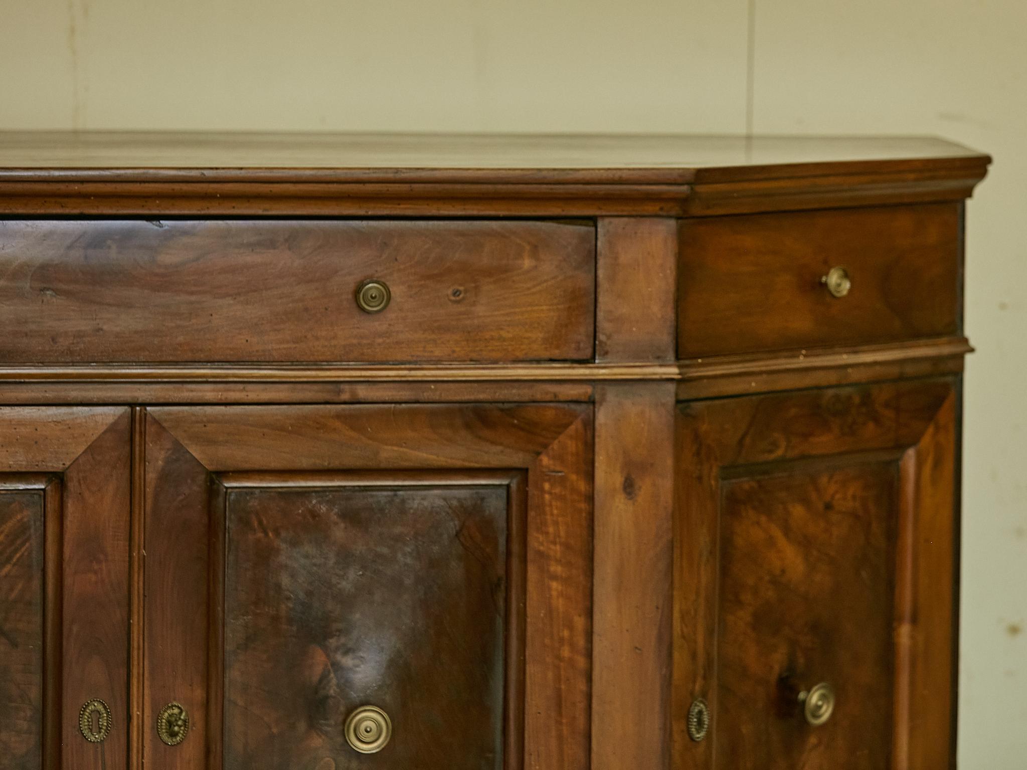 Italian 1820s Walnut Credenza with Canted Sides, Three Drawers and Four Doors 1