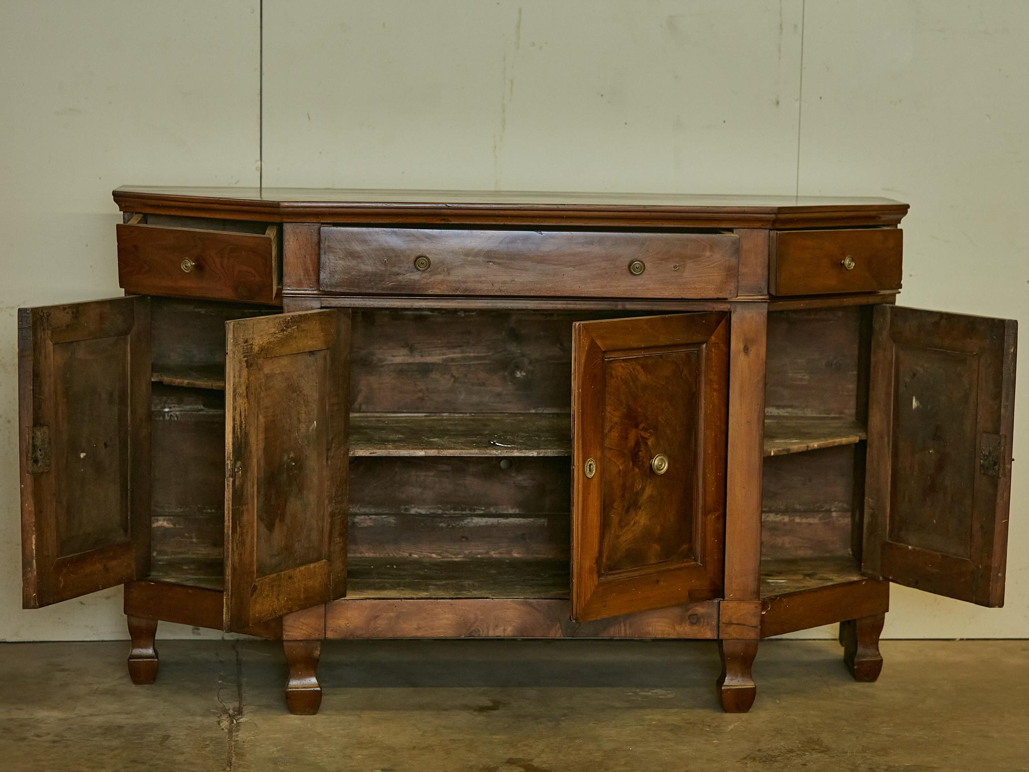 Italian 1820s Walnut Credenza with Canted Sides, Three Drawers and Four Doors 3