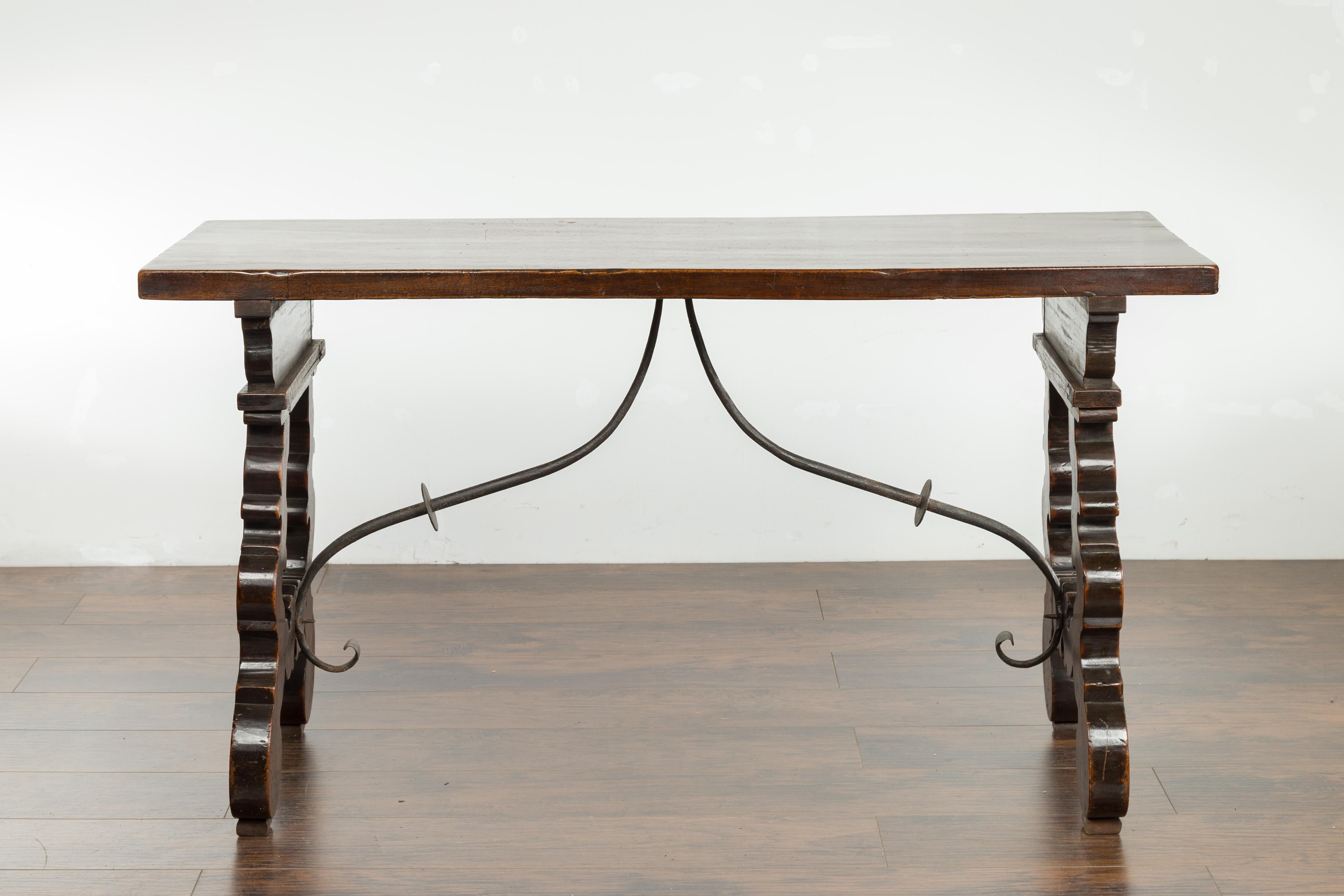Italian 1820s Walnut Fratino Table with Iron Stretcher and Extension Leaves In Good Condition In Atlanta, GA