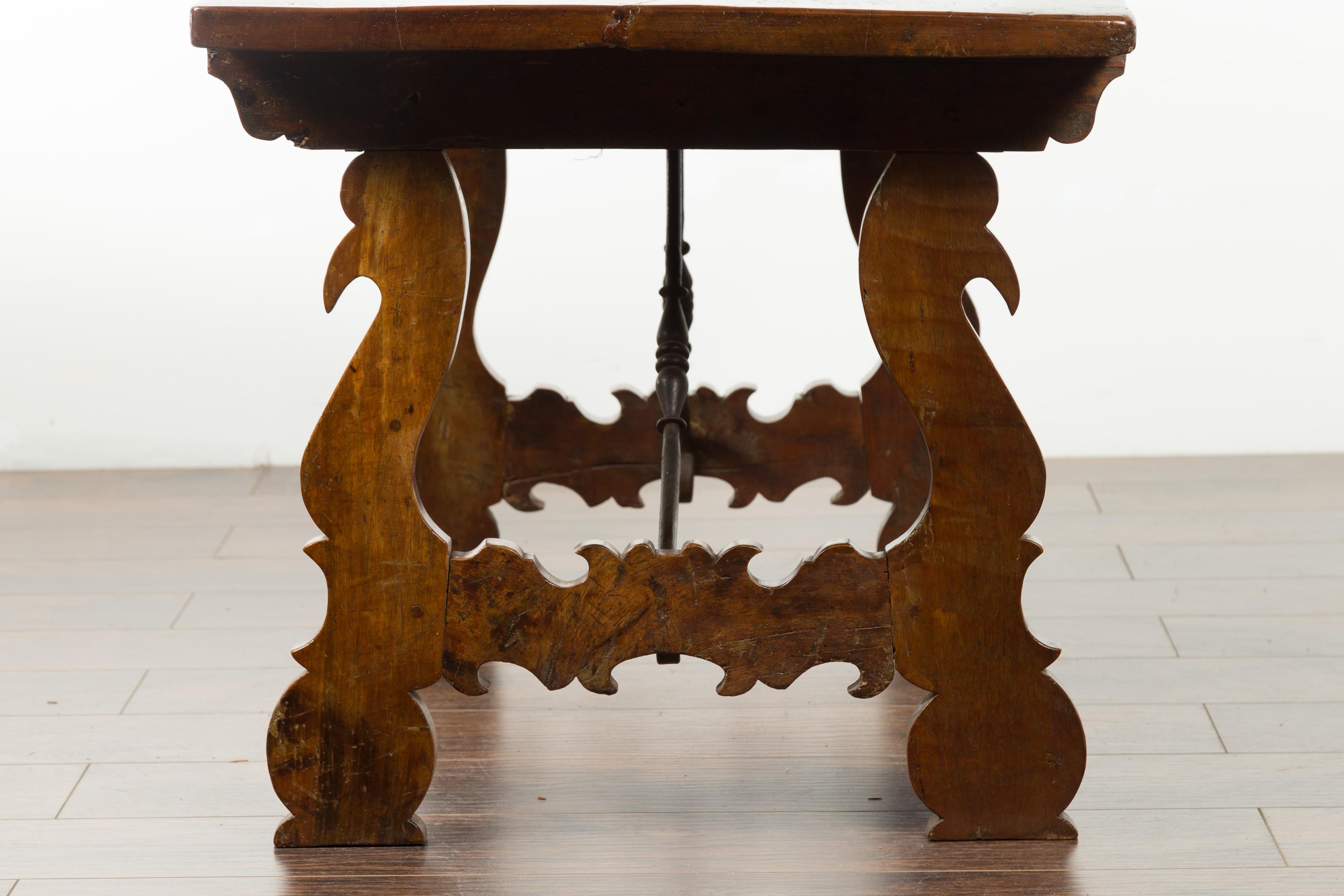 Italian 1820s Walnut Low Fratino Table with Lyre-Shaped Base and Iron Stretchers For Sale 6