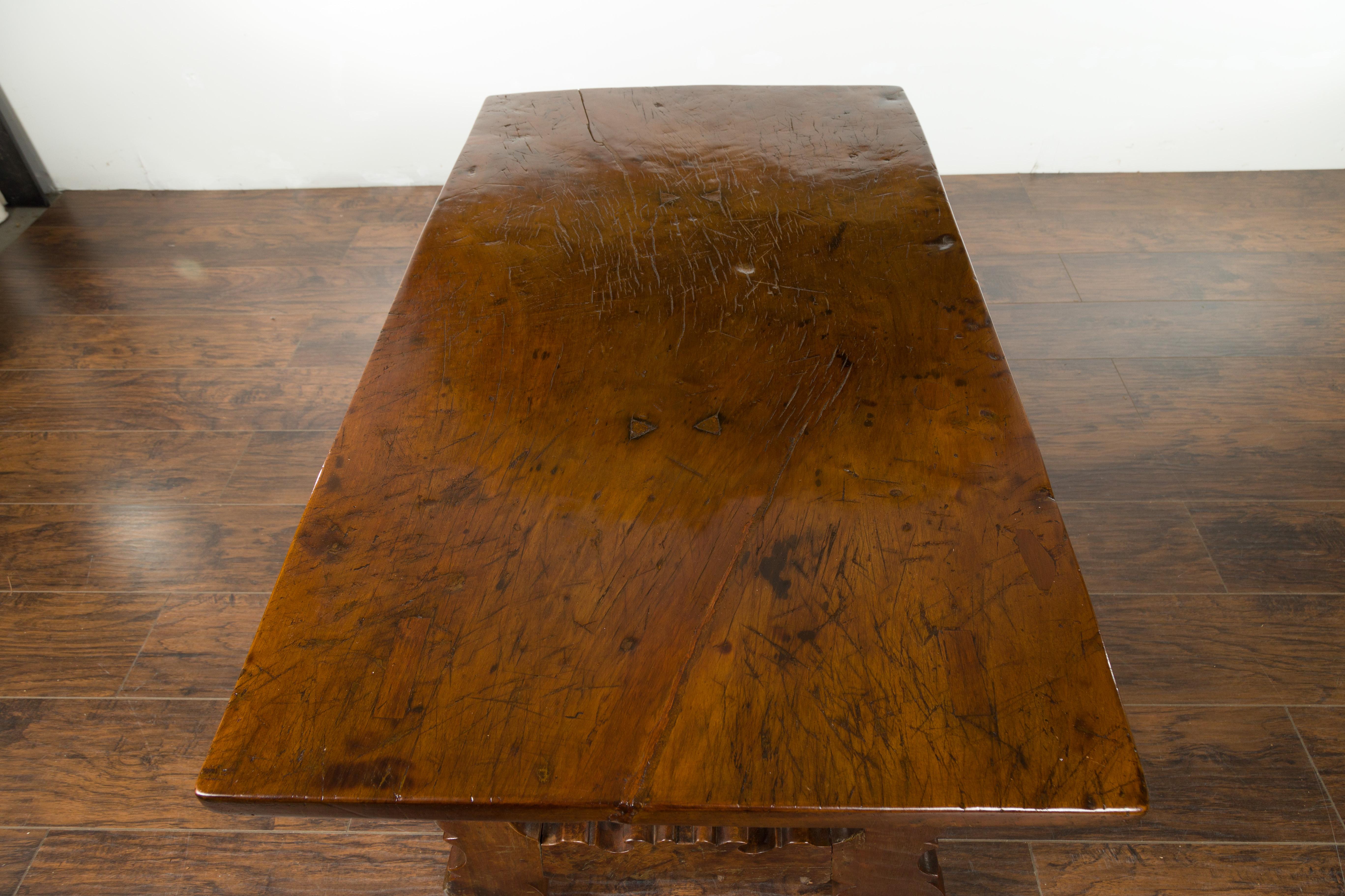 Italian 1820s Walnut Low Fratino Table with Lyre-Shaped Base and Iron Stretchers For Sale 7