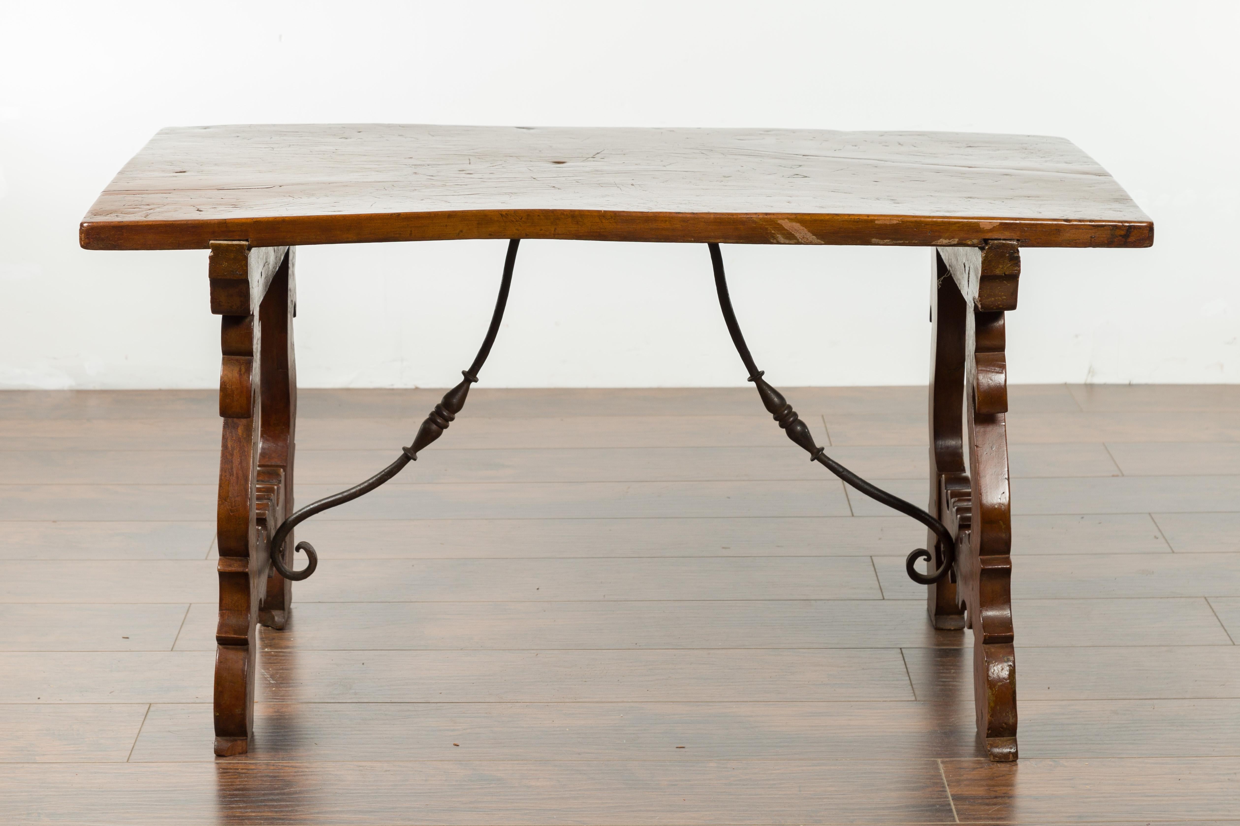 Italian 1820s Walnut Low Fratino Table with Lyre-Shaped Base and Iron Stretchers For Sale 8