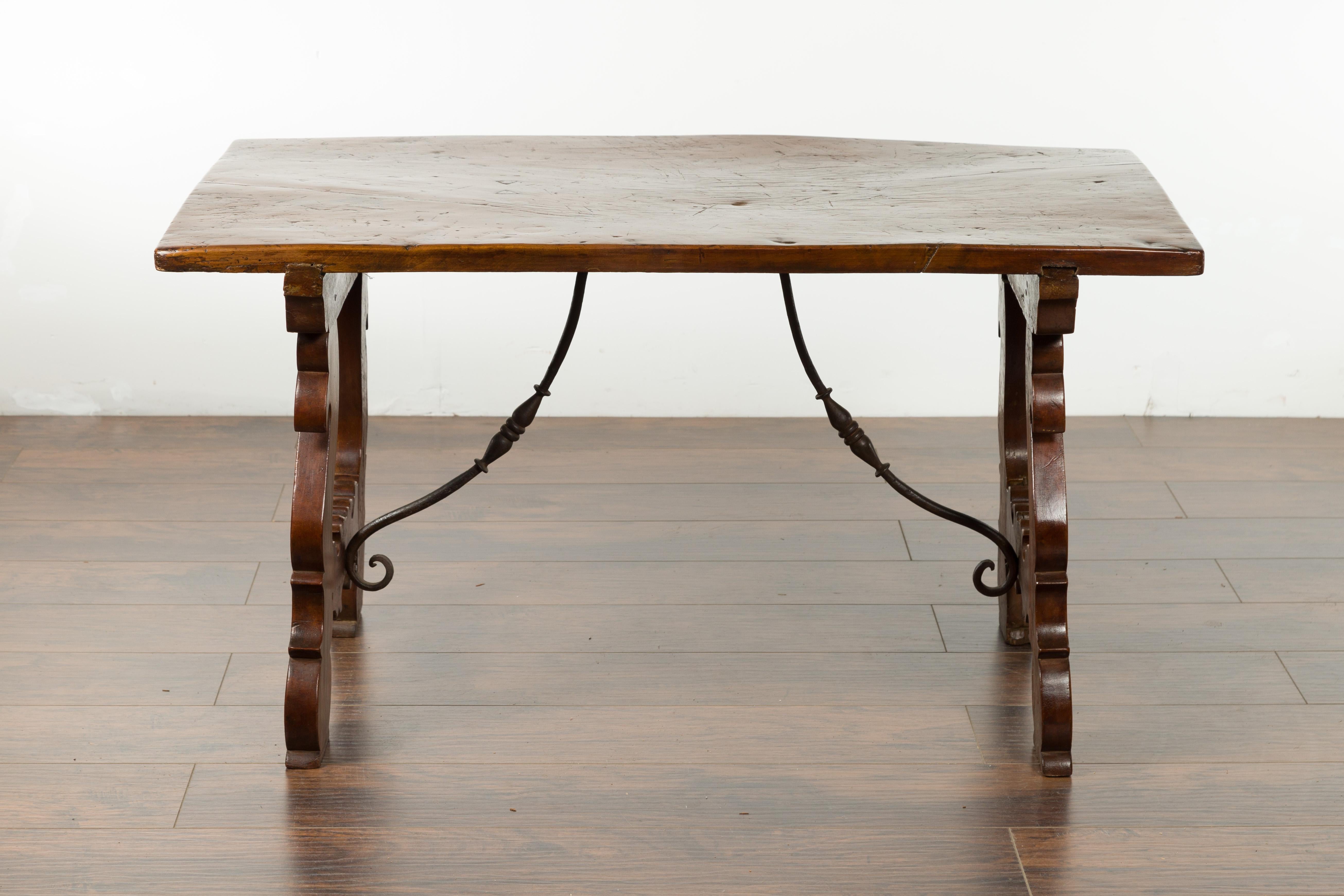 Italian 1820s Walnut Low Fratino Table with Lyre-Shaped Base and Iron Stretchers In Good Condition For Sale In Atlanta, GA