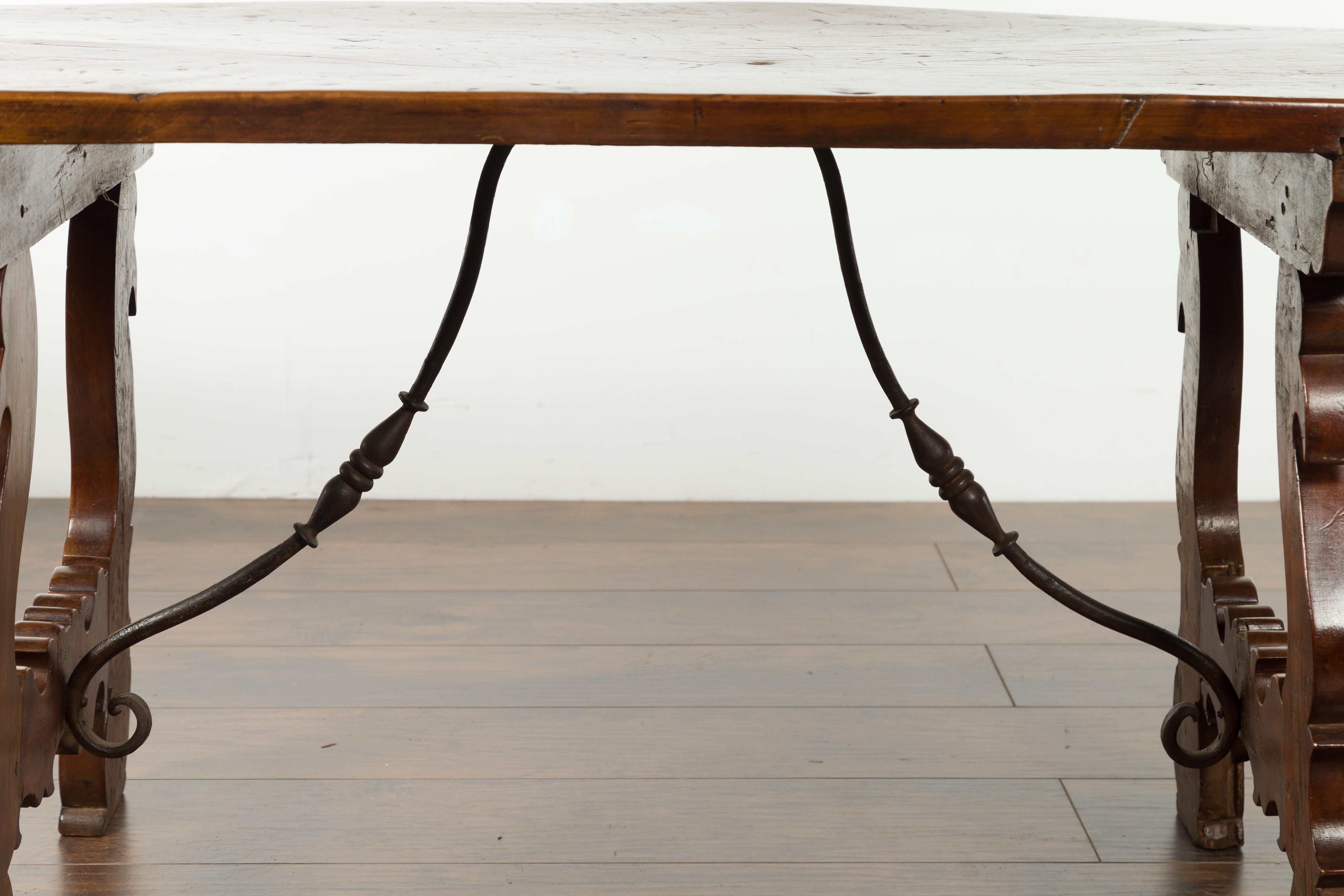 Italian 1820s Walnut Low Fratino Table with Lyre-Shaped Base and Iron Stretchers For Sale 3