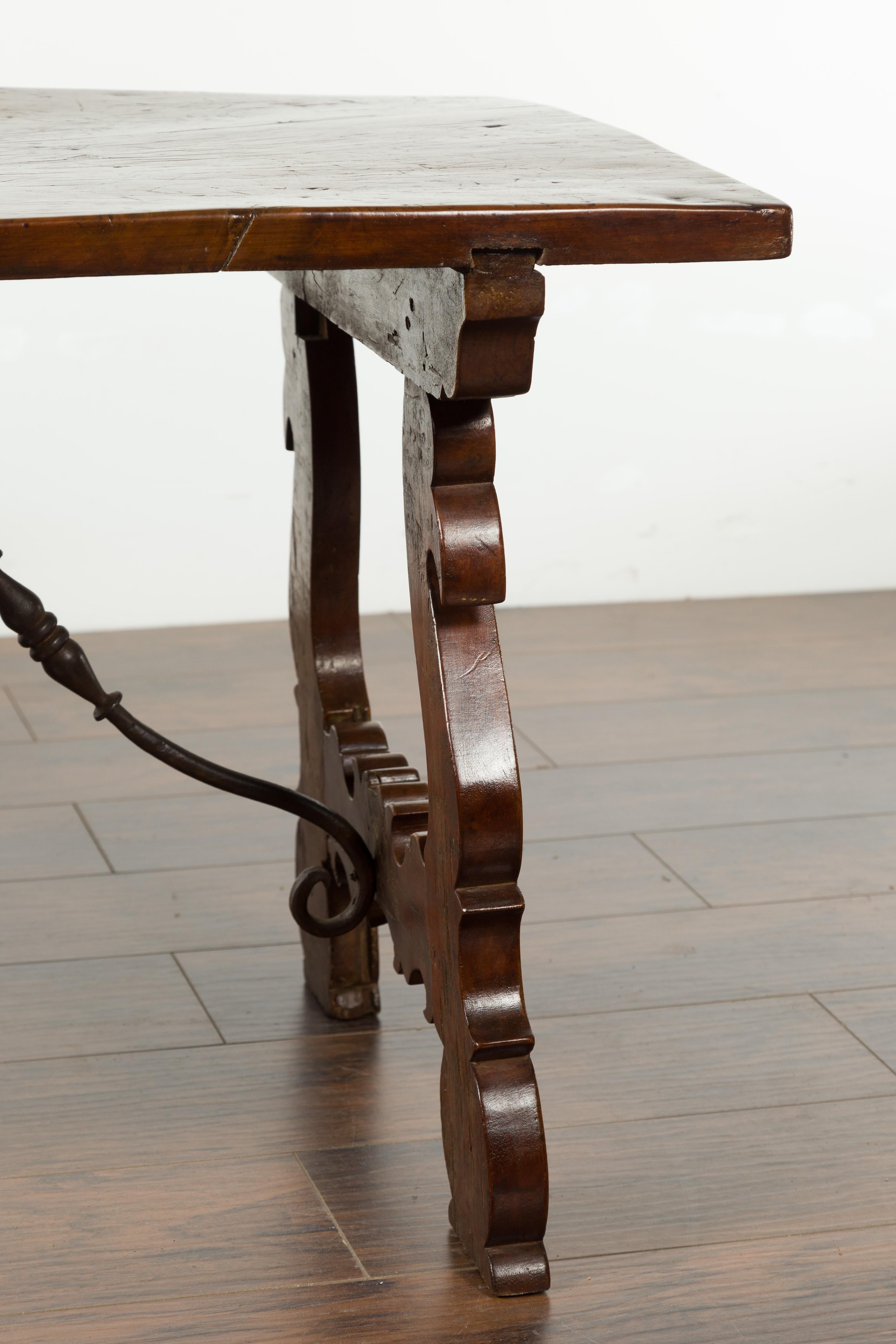 Italian 1820s Walnut Low Fratino Table with Lyre-Shaped Base and Iron Stretchers For Sale 4