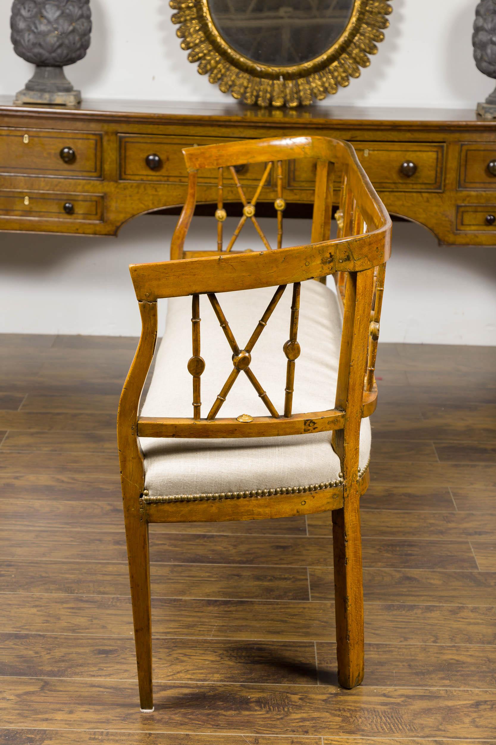 Italian 1820s Walnut Settee with Pierced Back, X Motifs and Gilded Medallions 1