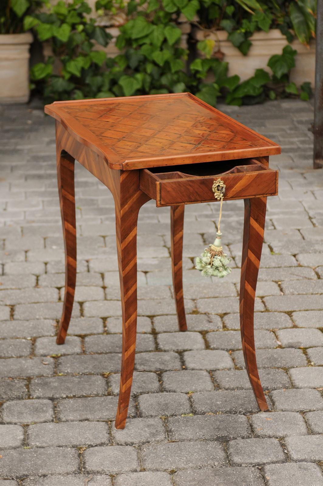 Italian 1820s Walnut Side Table with Marquetry Top, Inlaid Legs and Side Drawer For Sale 6