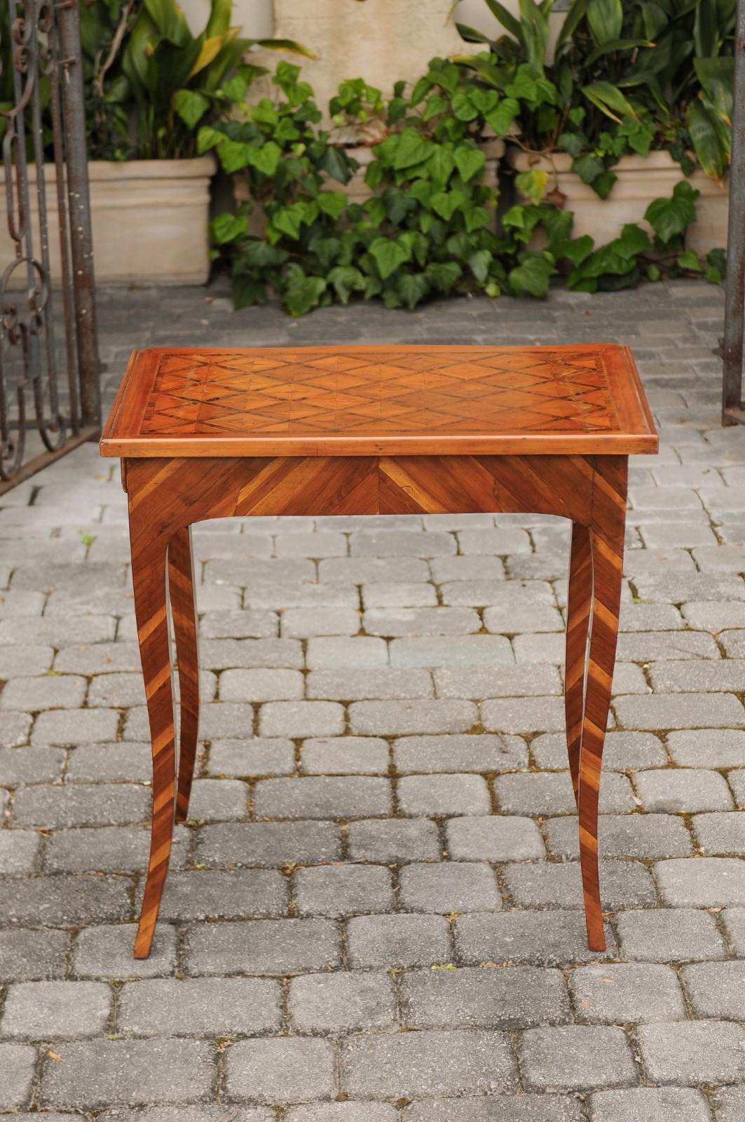 Italian 1820s Walnut Side Table with Marquetry Top, Inlaid Legs and Side Drawer For Sale 3