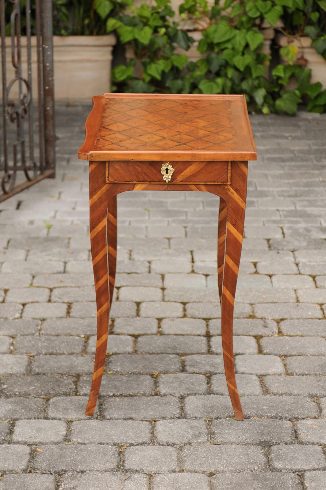 Mesa auxiliar italiana de nogal de 1820 con tablero de marquetería, patas con incrustaciones y cajón lateral en venta 1