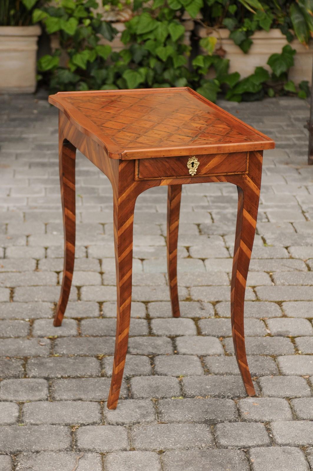 Italian 1820s Walnut Side Table with Marquetry Top, Inlaid Legs and Side Drawer For Sale 5