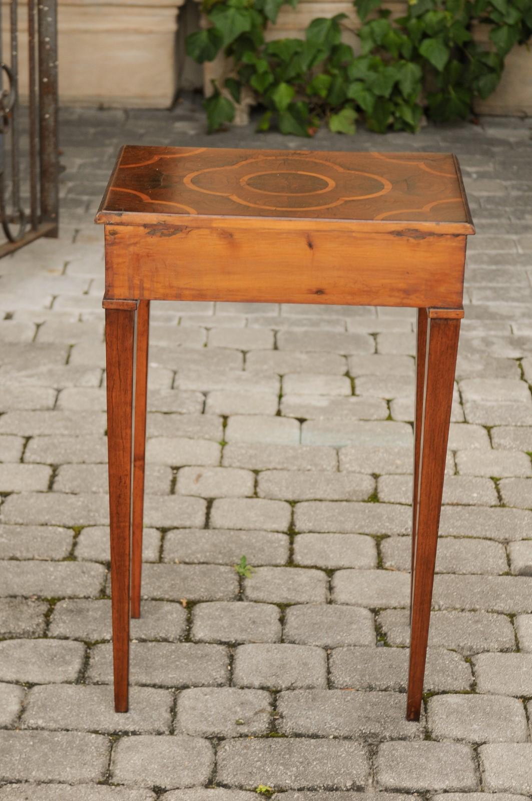 Italian 1820s Walnut Side Table with Oyster Veneer and Inlaid Quadrilobe Motif For Sale 3