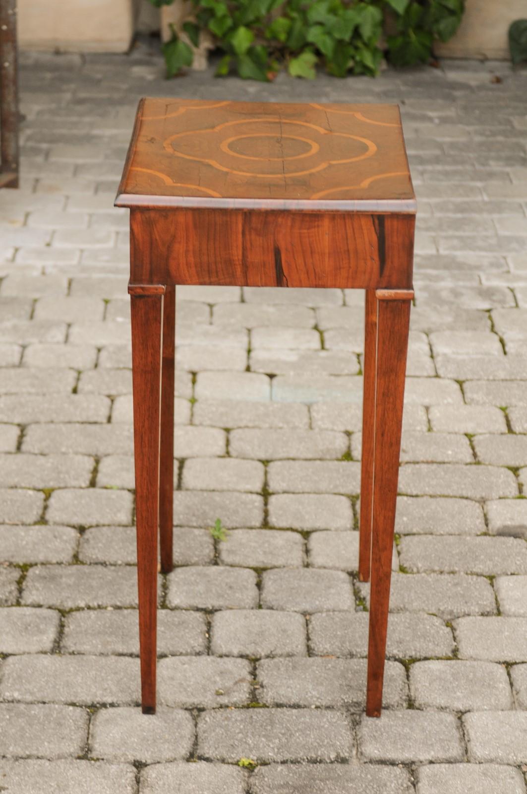 Italian 1820s Walnut Side Table with Oyster Veneer and Inlaid Quadrilobe Motif For Sale 4