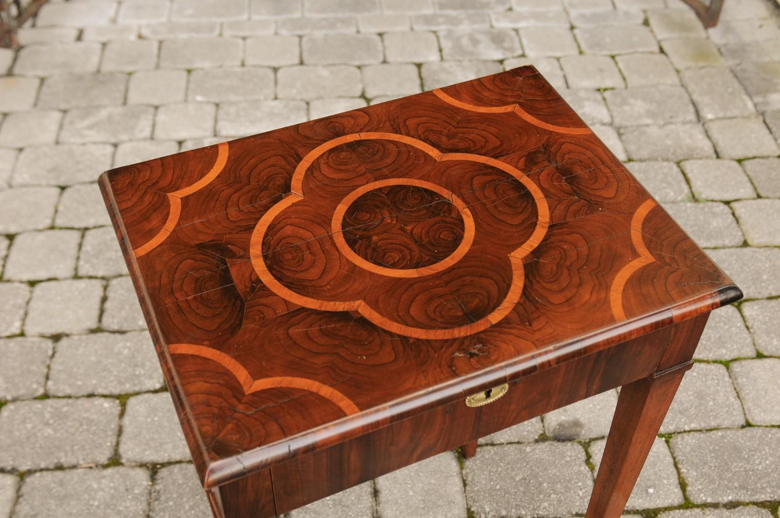 Italian 1820s Walnut Side Table with Oyster Veneer and Inlaid Quadrilobe Motif In Good Condition For Sale In Atlanta, GA