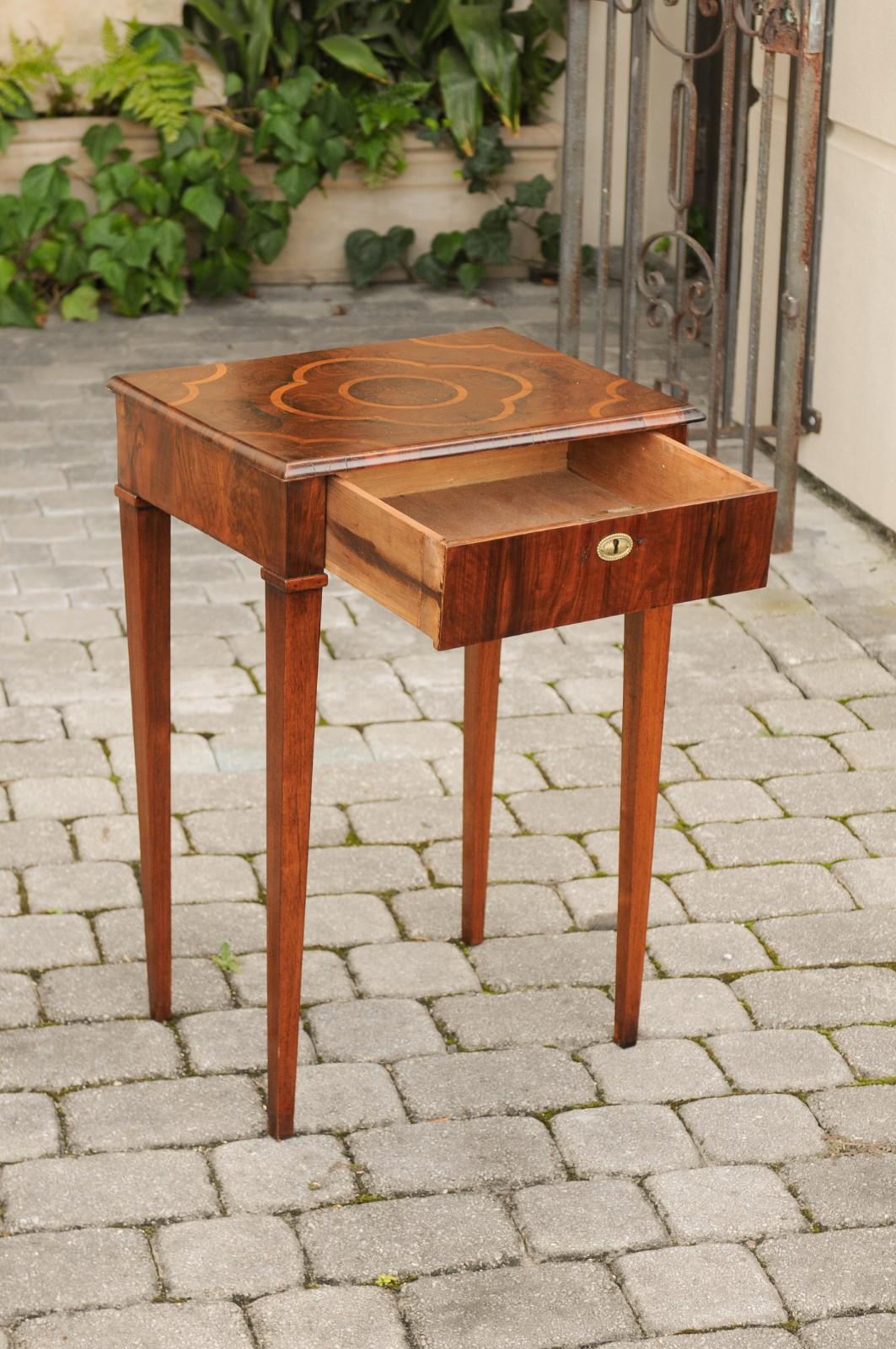 19th Century Italian 1820s Walnut Side Table with Oyster Veneer and Inlaid Quadrilobe Motif For Sale