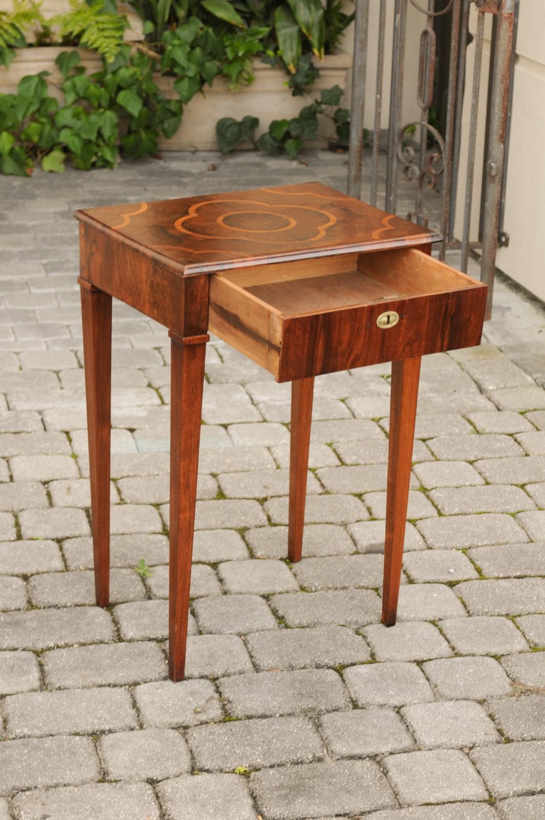 Italian 1820s Walnut Side Table with Oyster Veneer and Inlaid Quadrilobe Motif For Sale 1