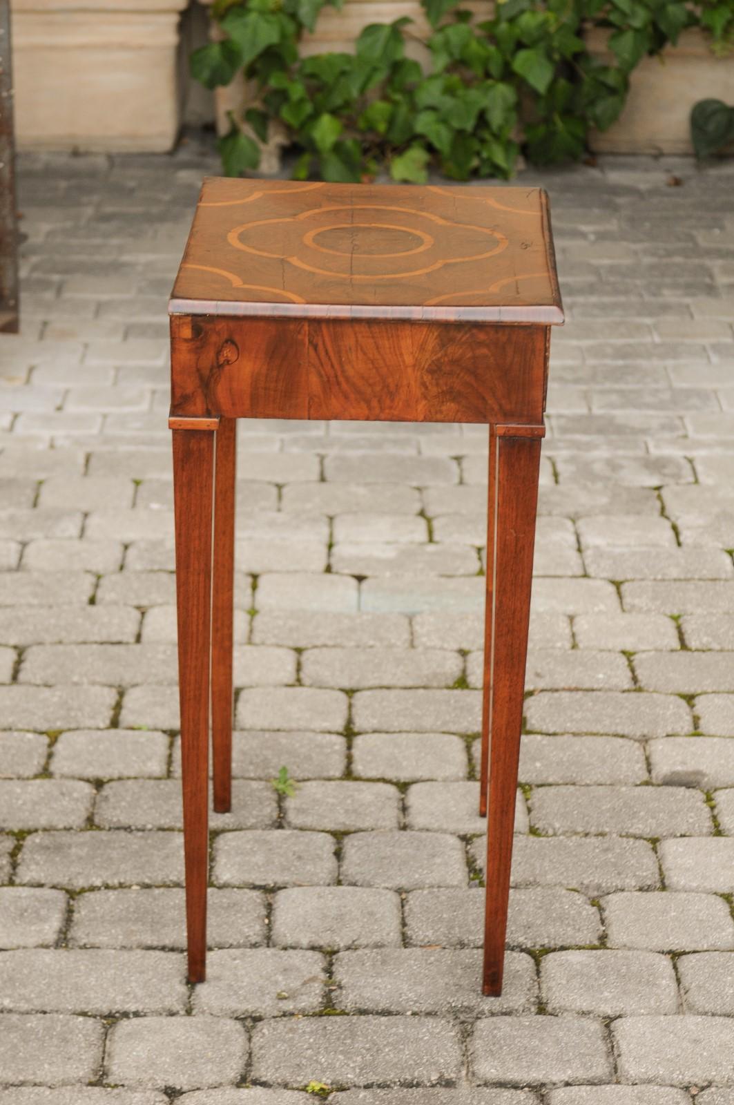 Italian 1820s Walnut Side Table with Oyster Veneer and Inlaid Quadrilobe Motif For Sale 2