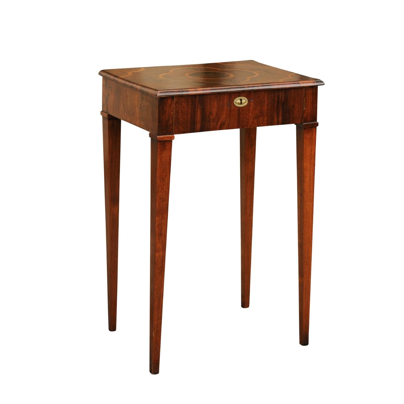 Italian 1820s Walnut Side Table with Oyster Veneer and Inlaid Quadrilobe Motif For Sale