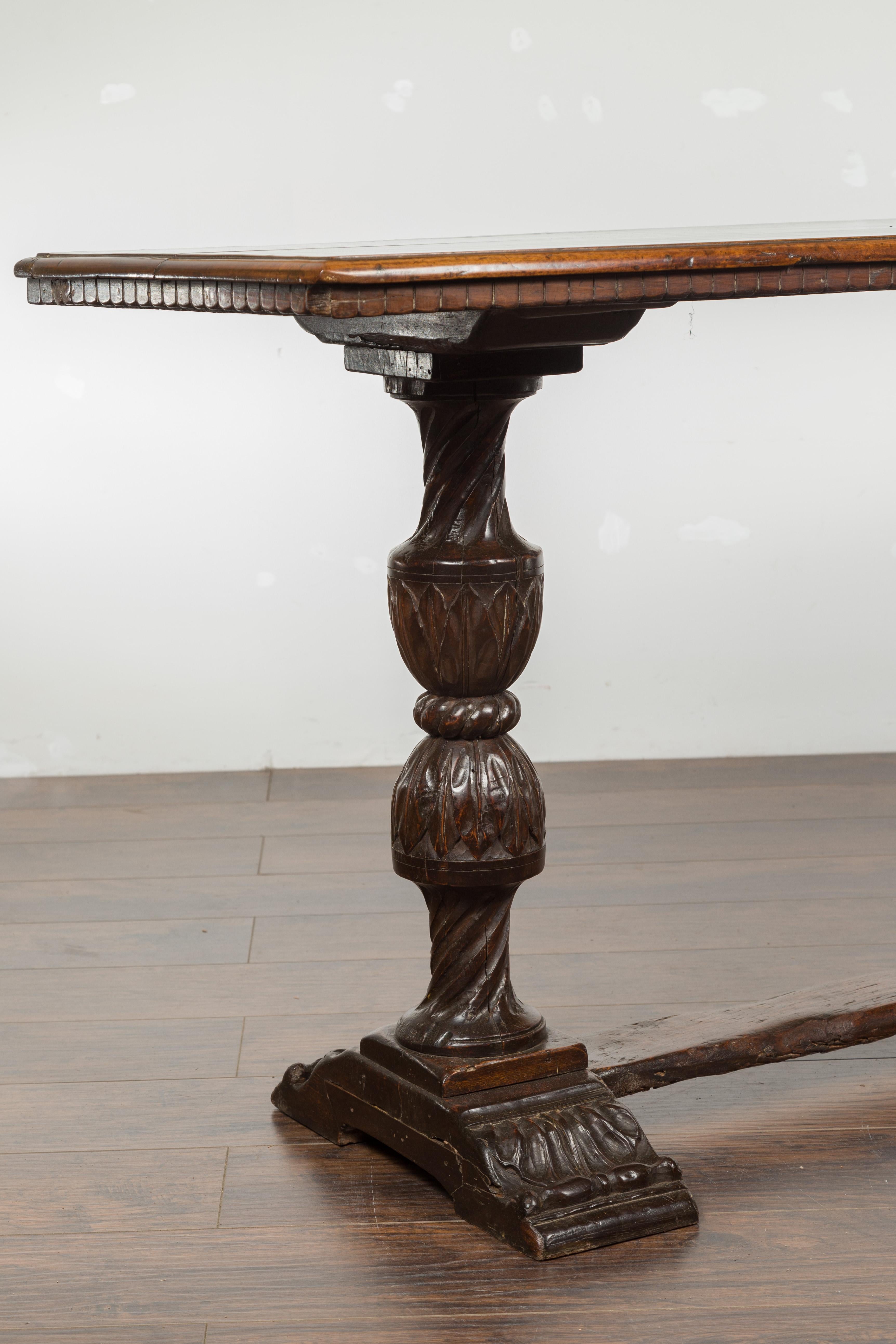 Italian 1820s Walnut Table with Carved Legs, Twisted Motifs and Waterleaves For Sale 6