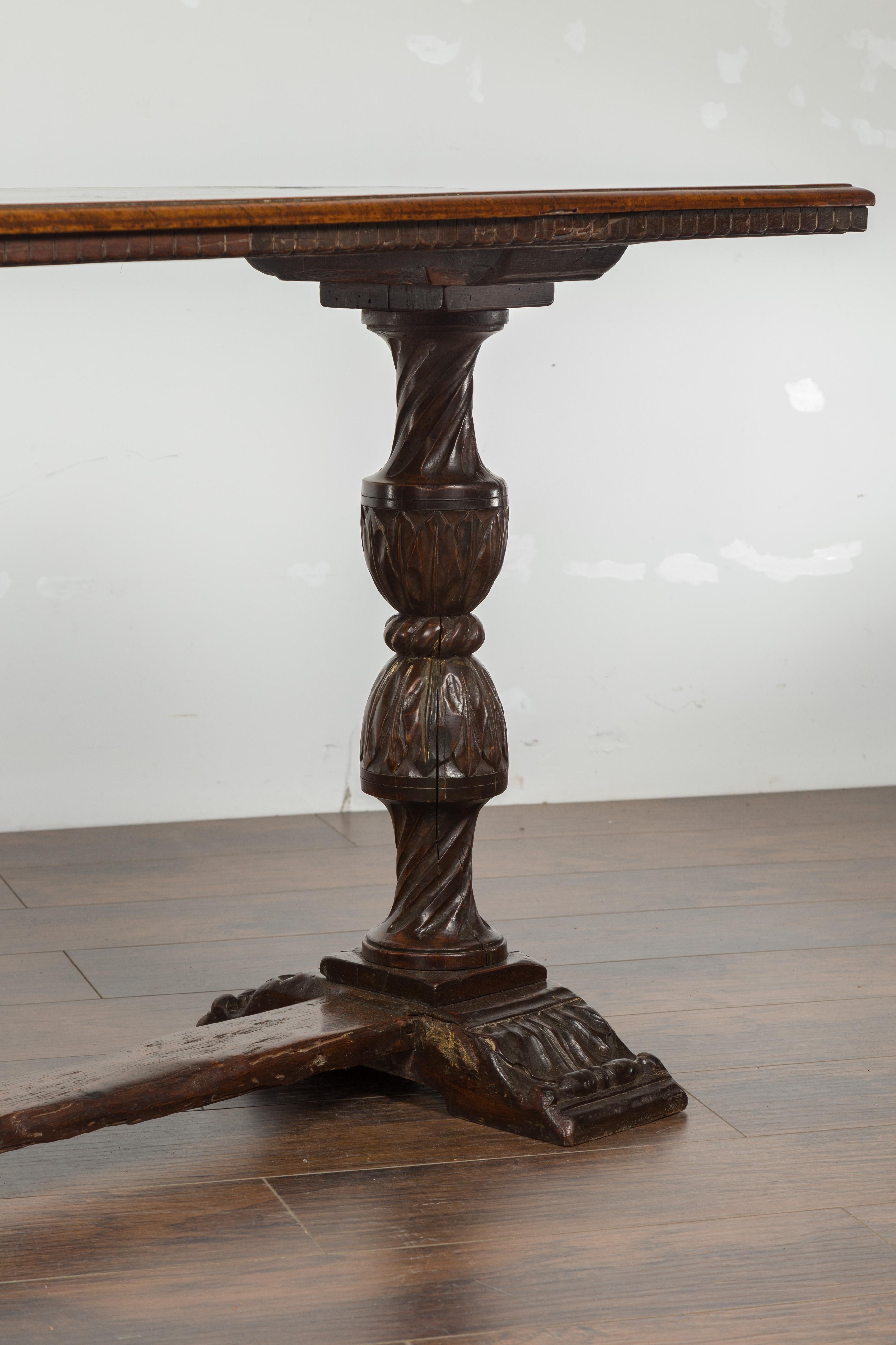 Italian 1820s Walnut Table with Carved Legs, Twisted Motifs and Waterleaves For Sale 7