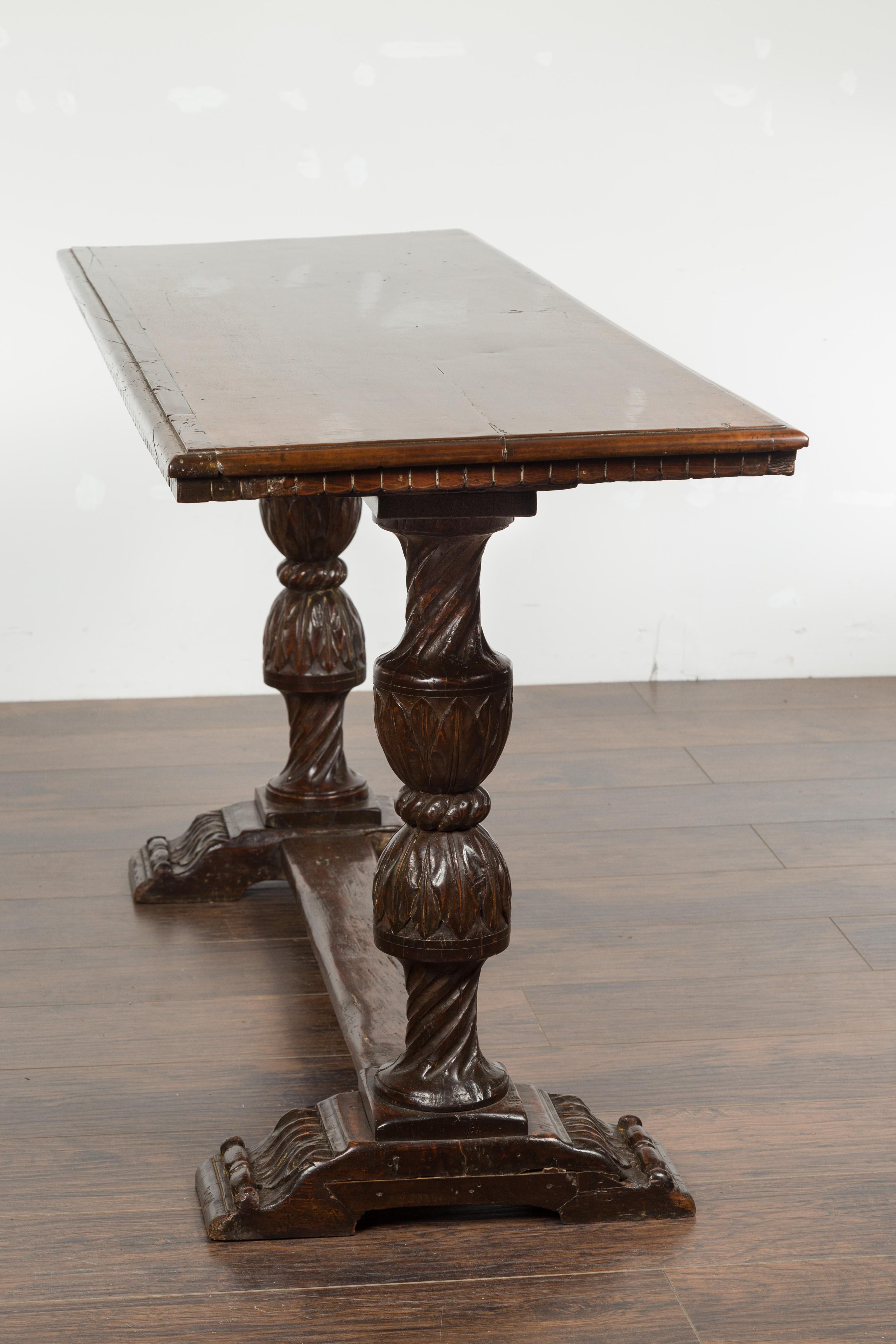 Italian 1820s Walnut Table with Carved Legs, Twisted Motifs and Waterleaves For Sale 8