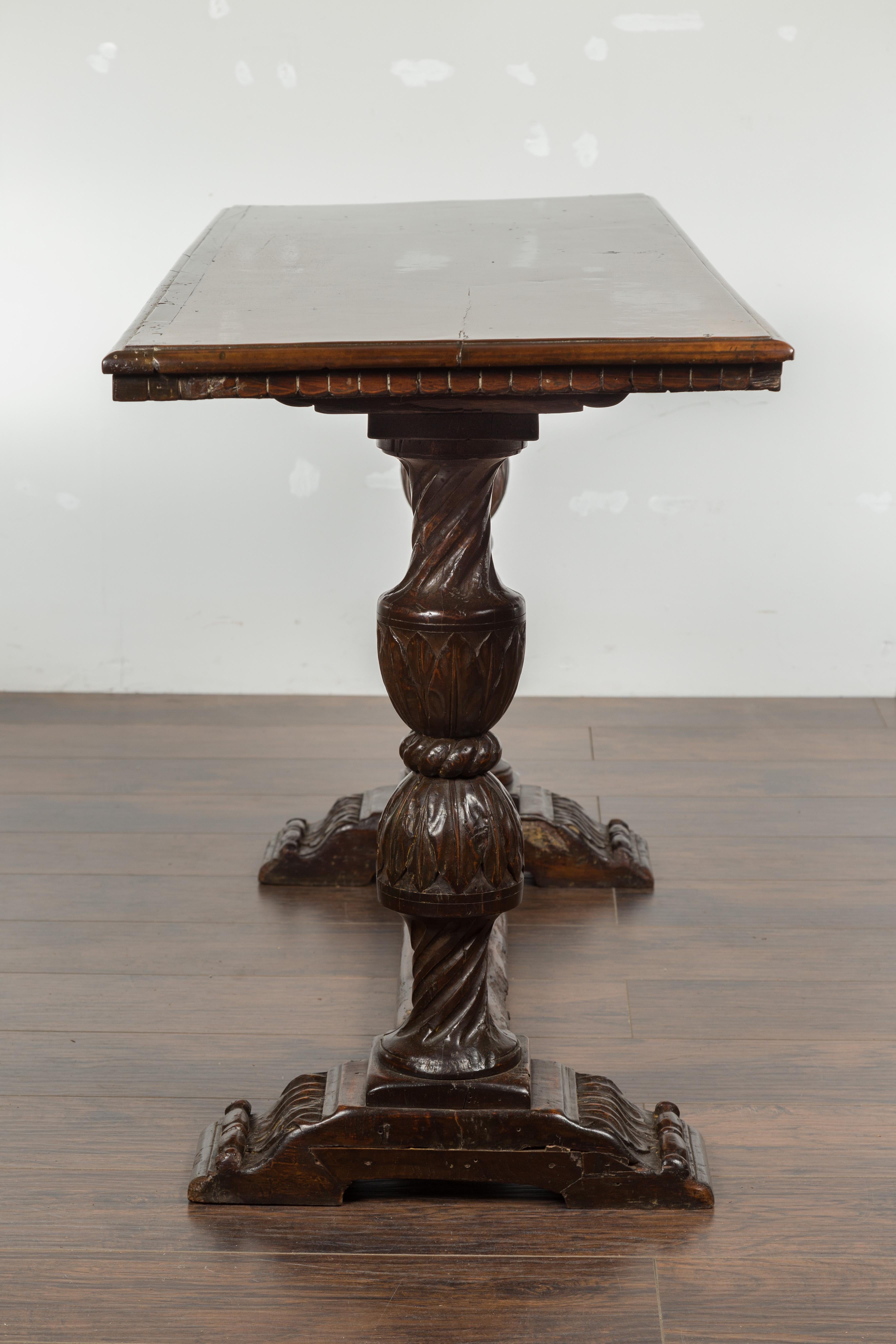 Italian 1820s Walnut Table with Carved Legs, Twisted Motifs and Waterleaves For Sale 9