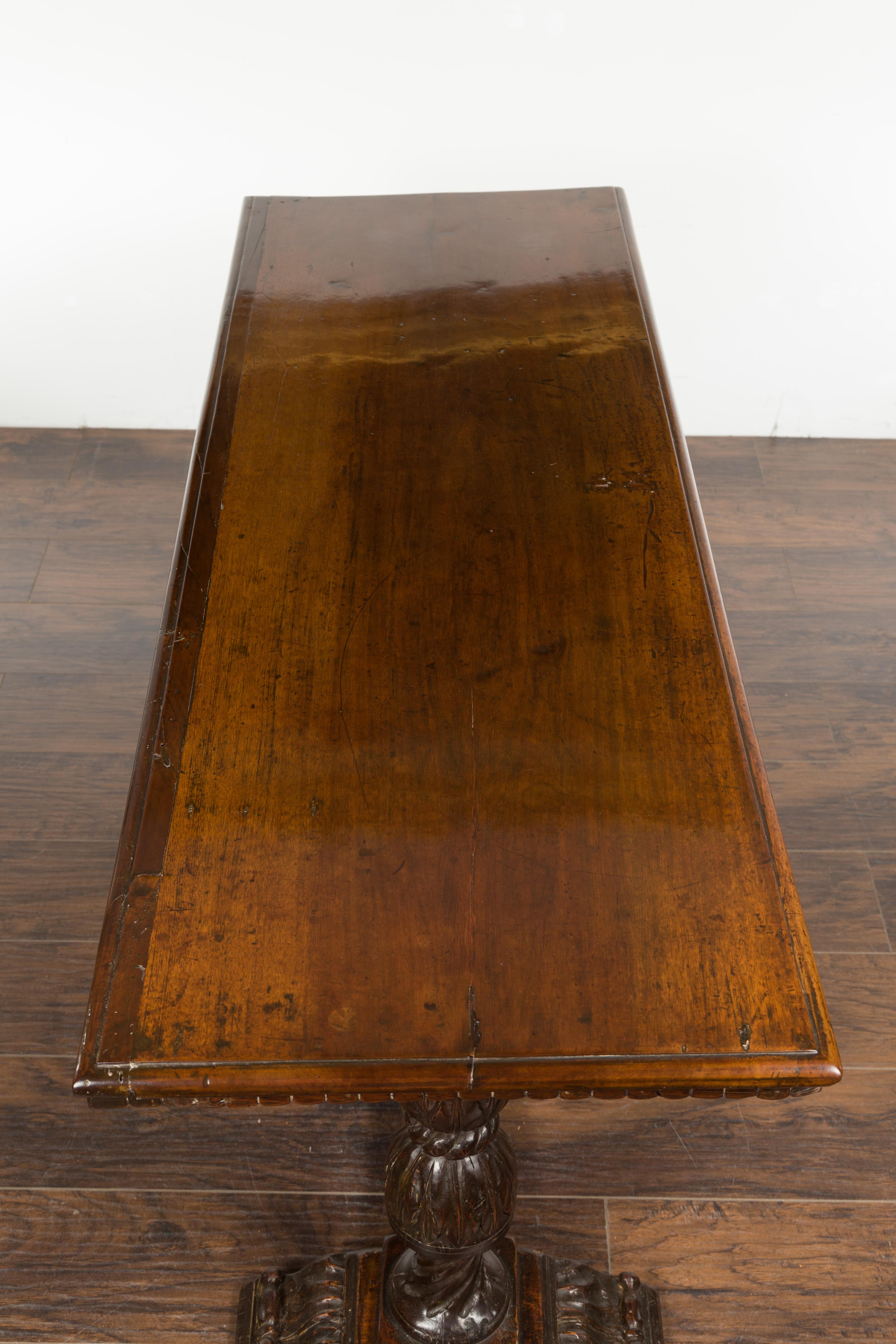 Italian 1820s Walnut Table with Carved Legs, Twisted Motifs and Waterleaves For Sale 10