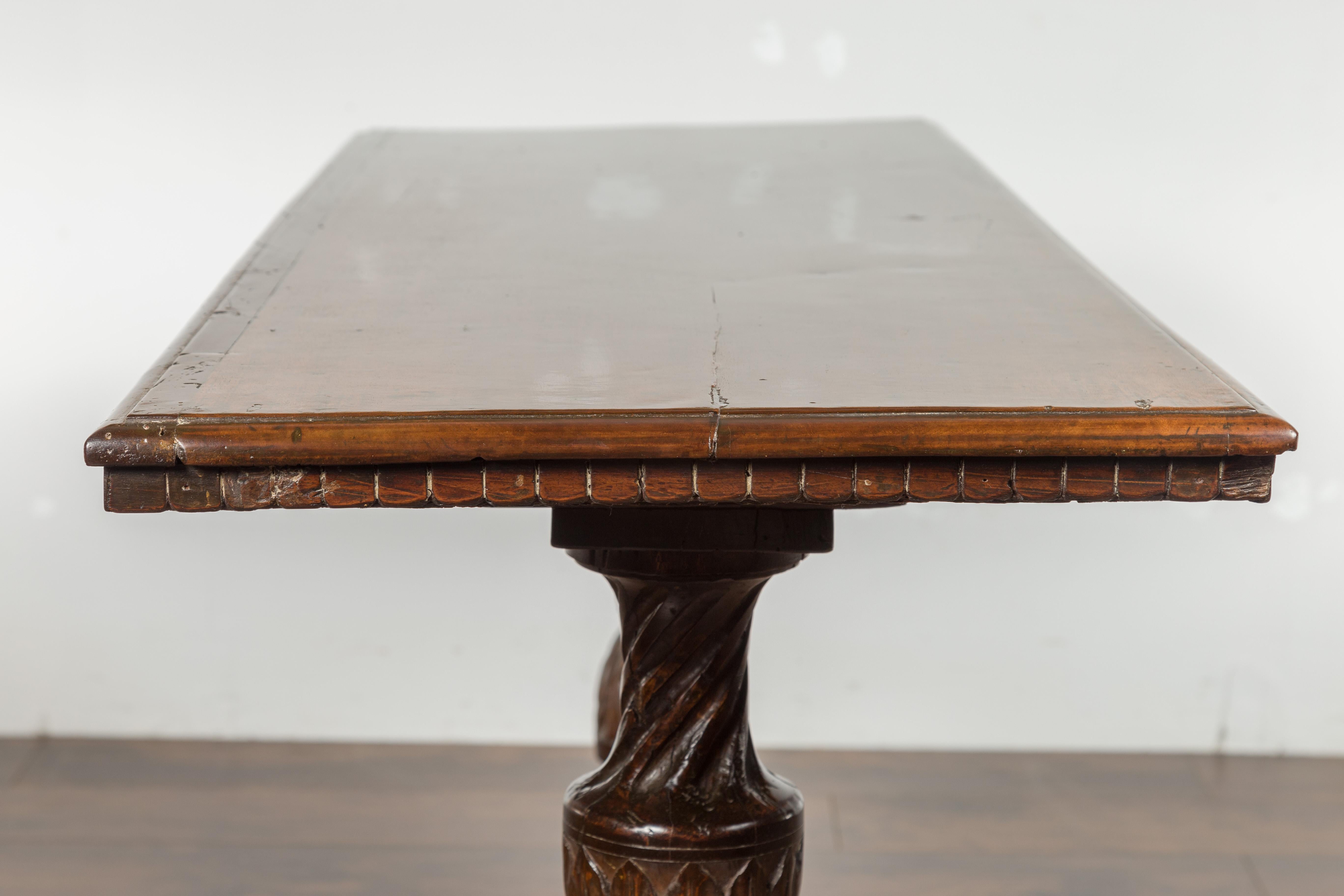 Italian 1820s Walnut Table with Carved Legs, Twisted Motifs and Waterleaves For Sale 11